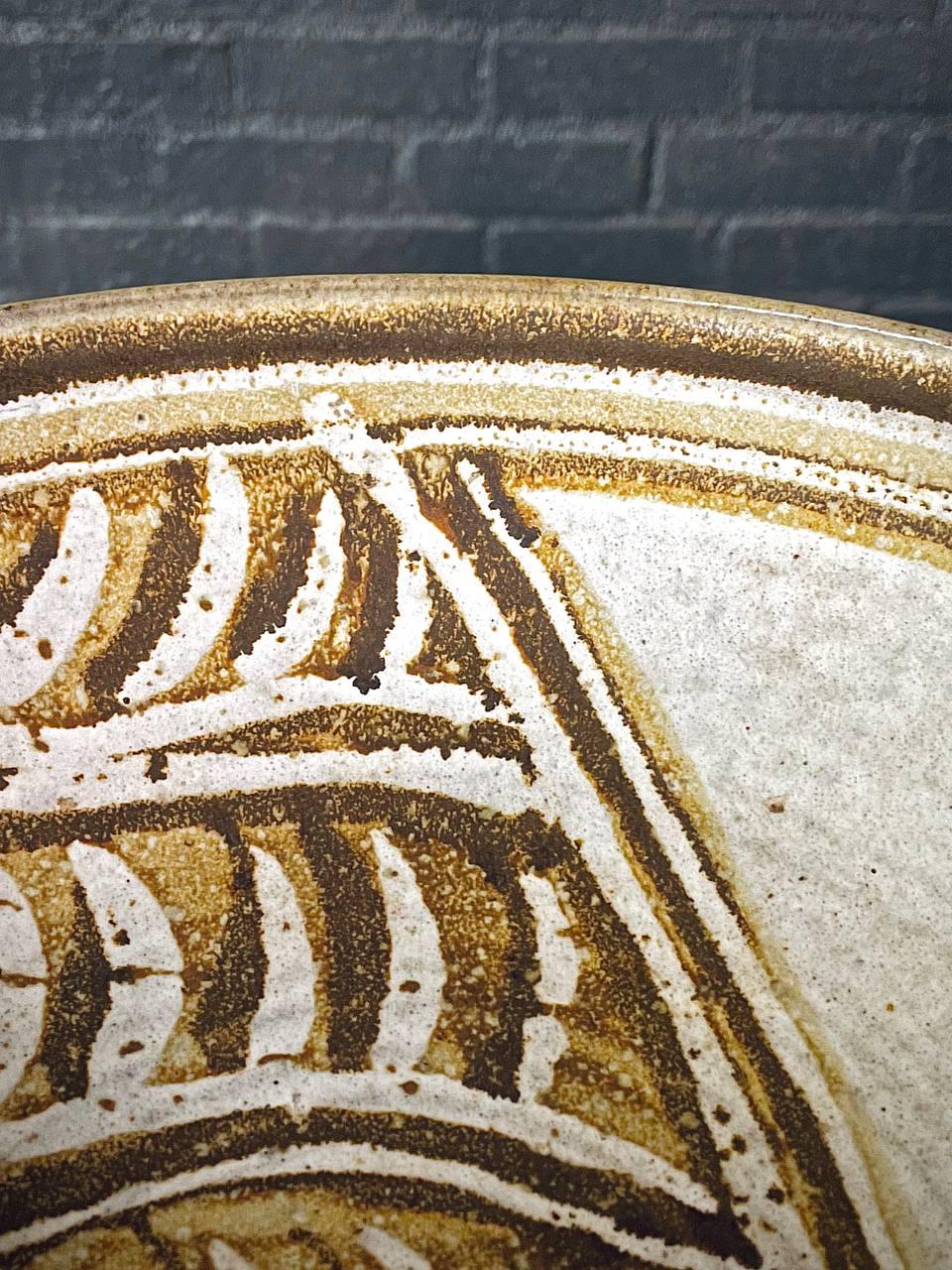 Metà XX secolo Ciotola con piede in ceramica moderna di metà secolo in vendita