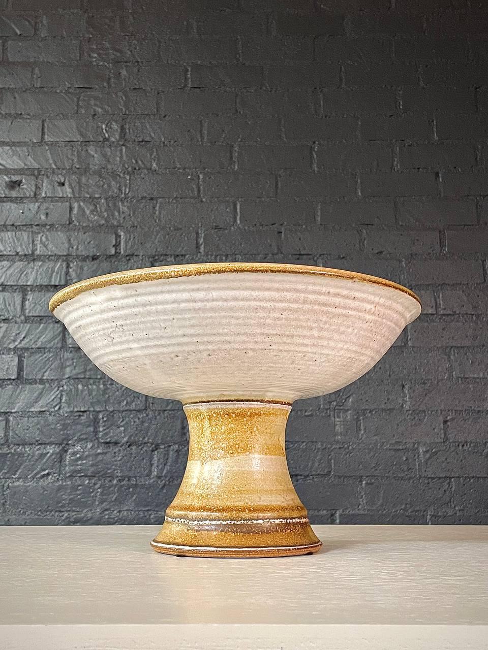 Ceramica Ciotola con piede in ceramica moderna di metà secolo in vendita