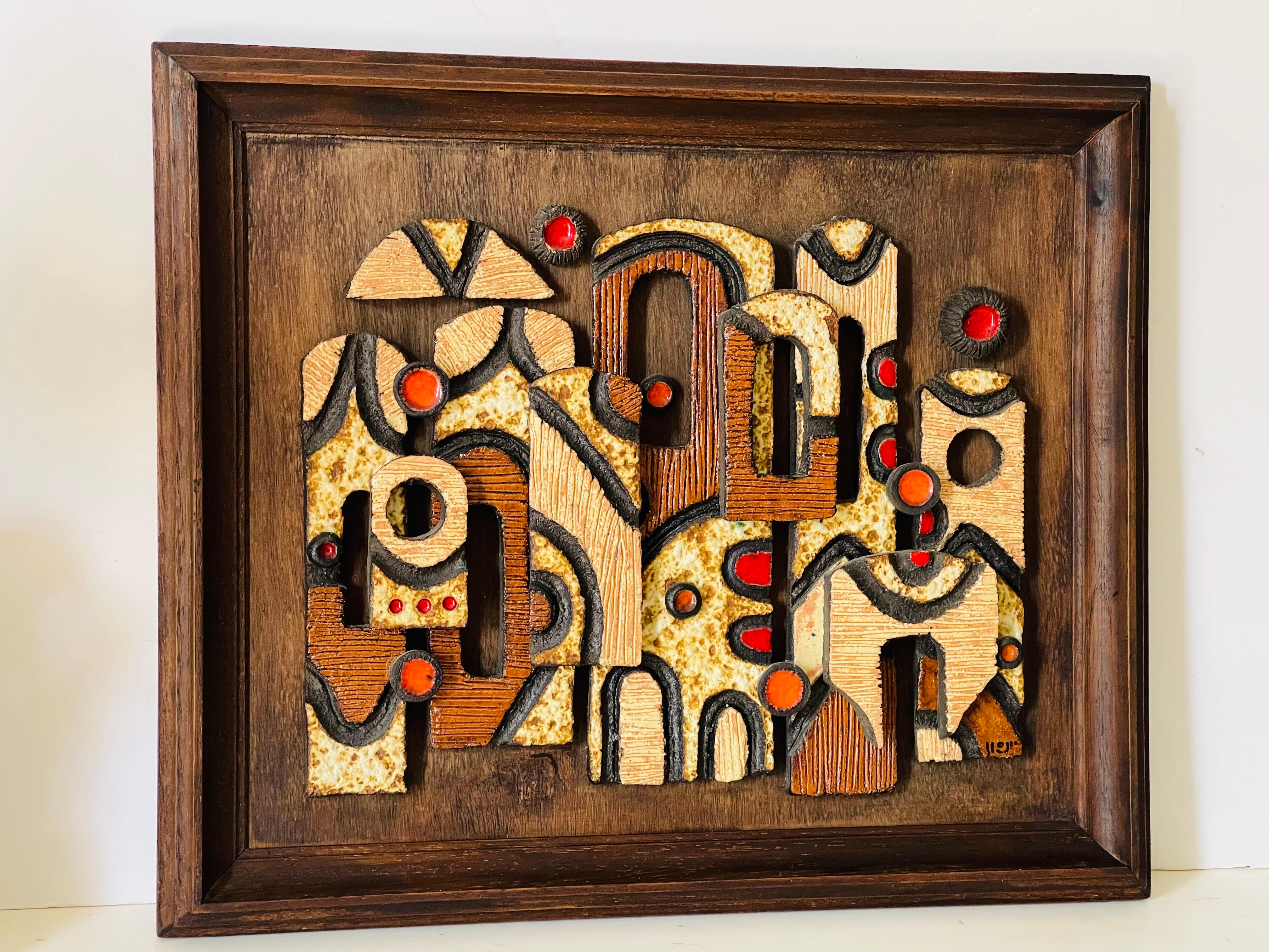 Einzigartige polychrome Keramik Barelief-Skulptur, signiert unten rechts und gerahmt. Tolle Farbgebung und Textur. Schönes Stück Dekor aus der Mitte des Jahrhunderts.