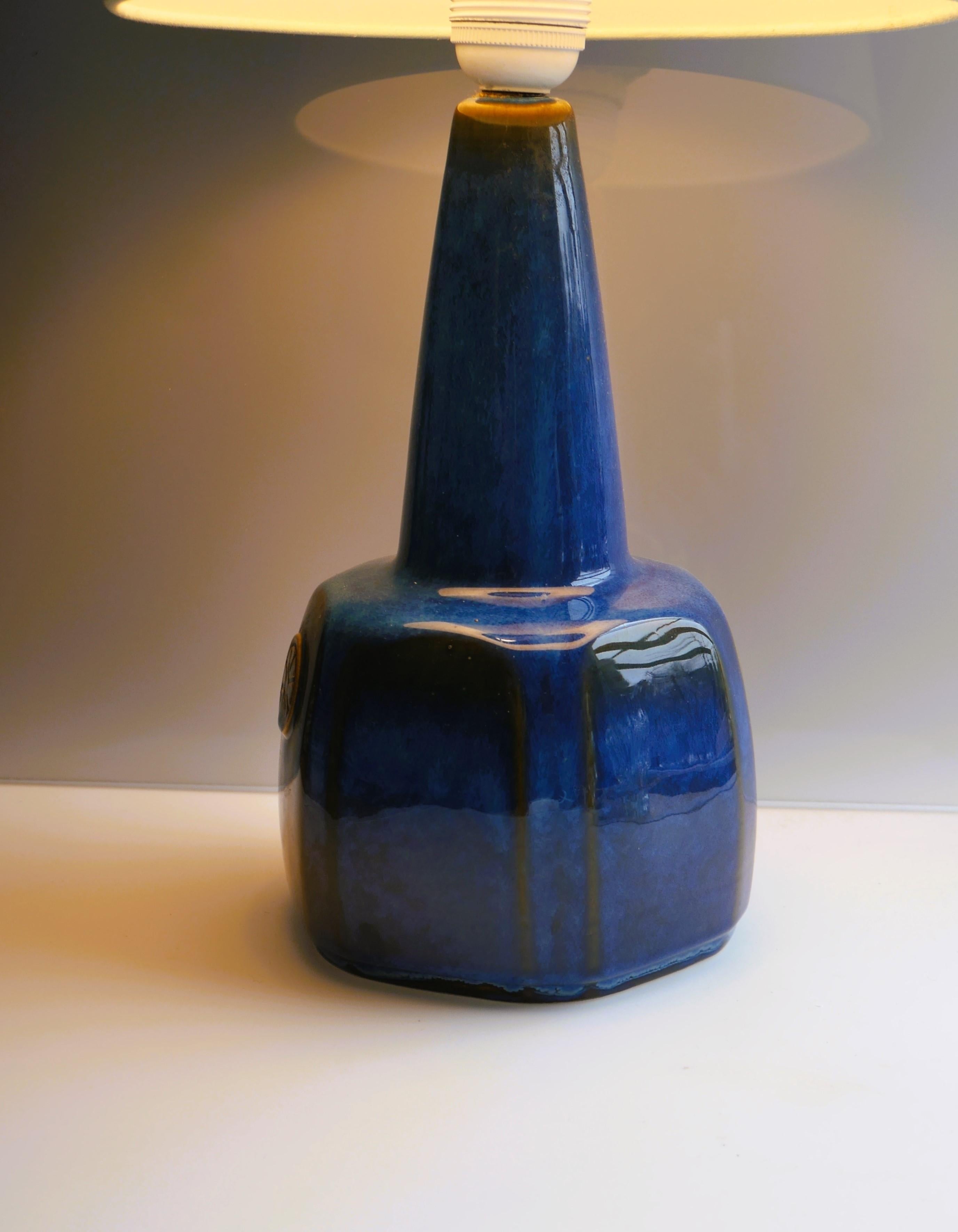 A fantastic large handmade ceramic stonewear lamp base made by Einar Johansen for Söholm, Denmark. This lamp is a classic and timeless lamp made by the talented Johansen, it has a dark blue colour with various nuances of blue and hints of green in