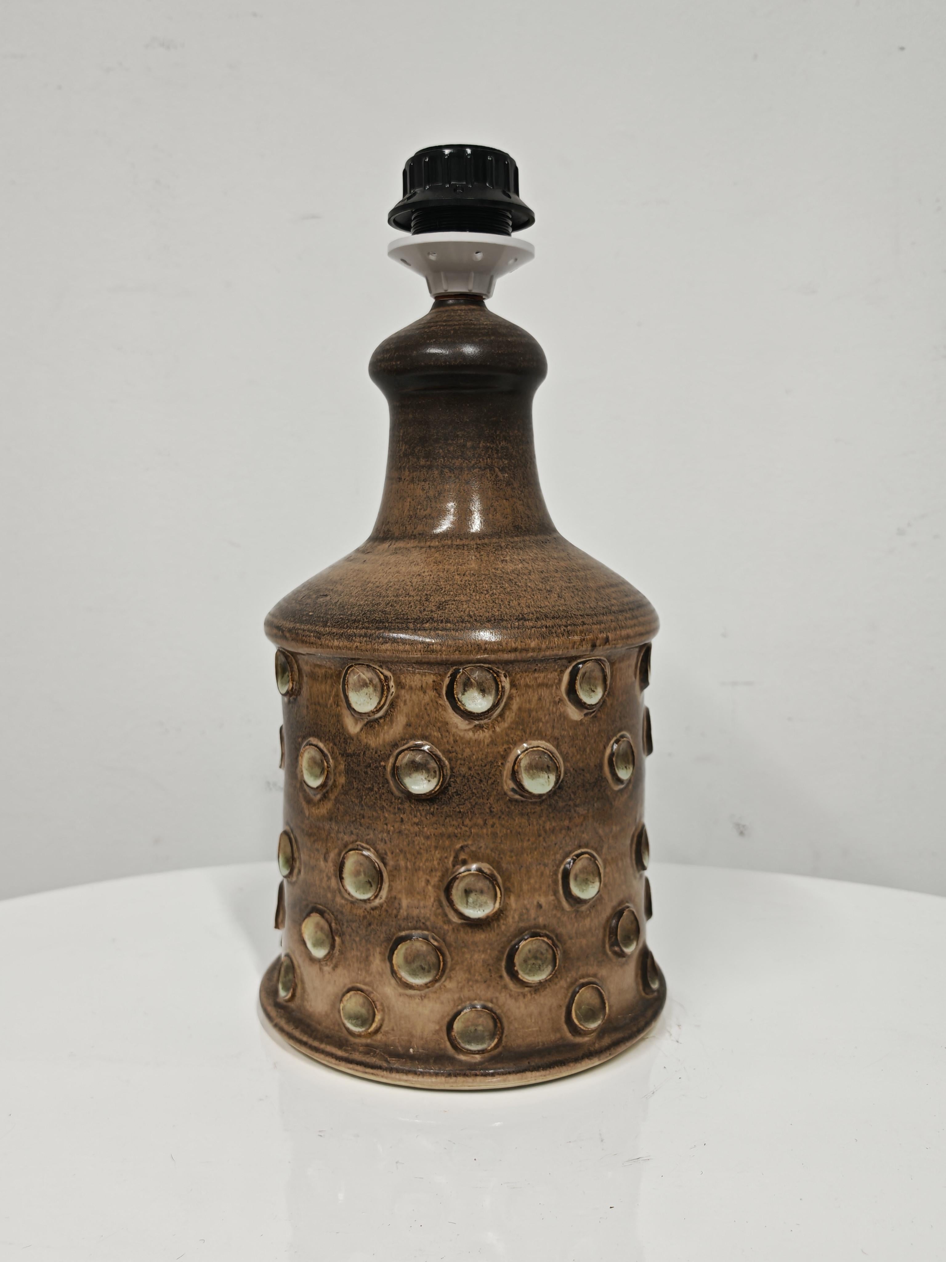 In questa inserzione troverai una bellissima base per lampada del Mid Century Modern prodotta da Iden Pottery, con sede a Rye, Essex. La base della lampada è realizzata in gres chamotte, un impasto ceramico che dà origine a una superficie ruvida e