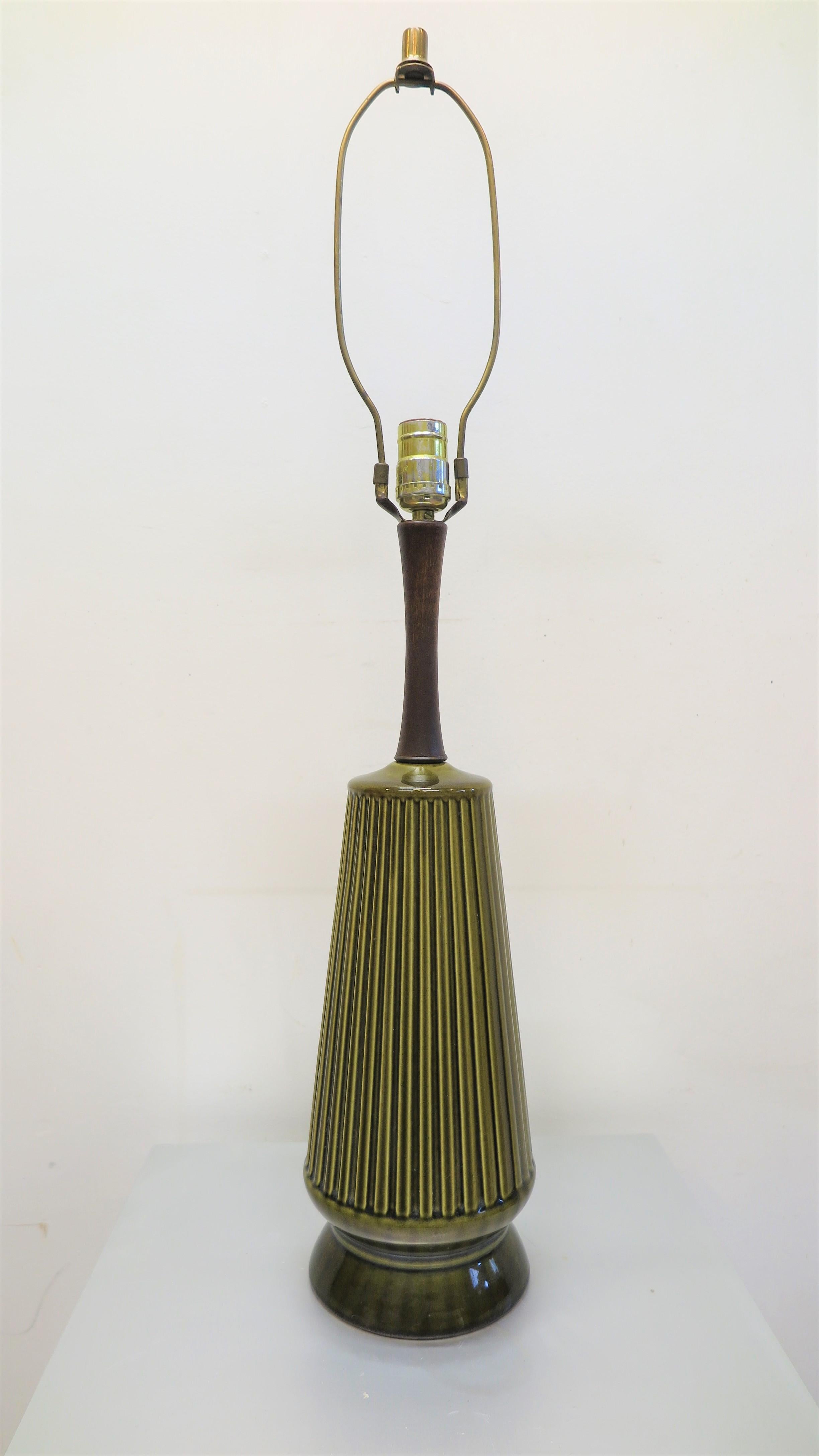 Mid-Century Modern ceramic lamp. Reeded ceramic and walnut Mid-Century Modern table lamp. In very good original condition.