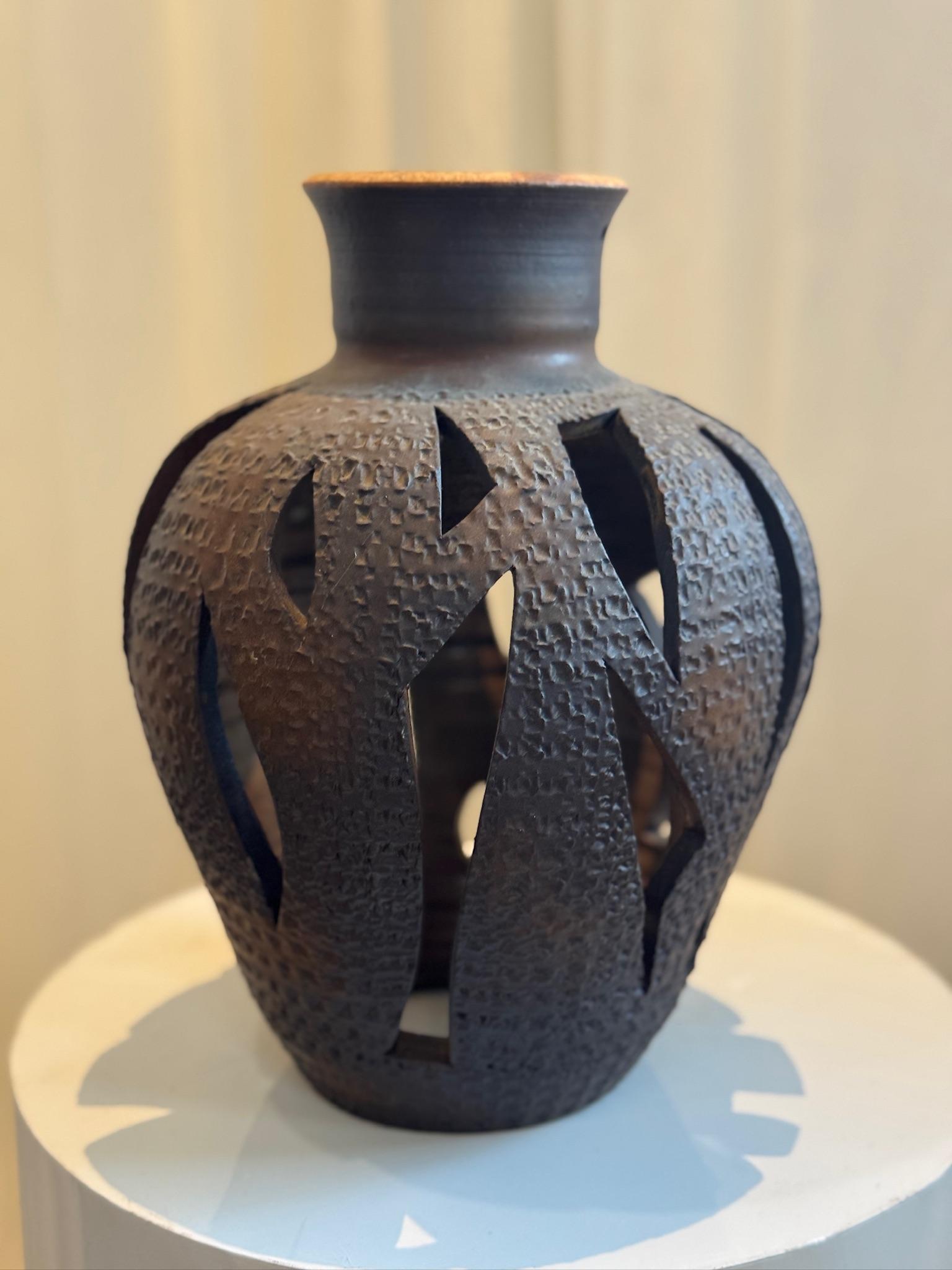 Inspiré par le travail magistral de David Cressey, ce vase vintage en céramique est un exemple stupéfiant de l'art moderne du milieu du siècle. Le vase présente un design ajouré accrocheur, méticuleusement travaillé pour créer une silhouette