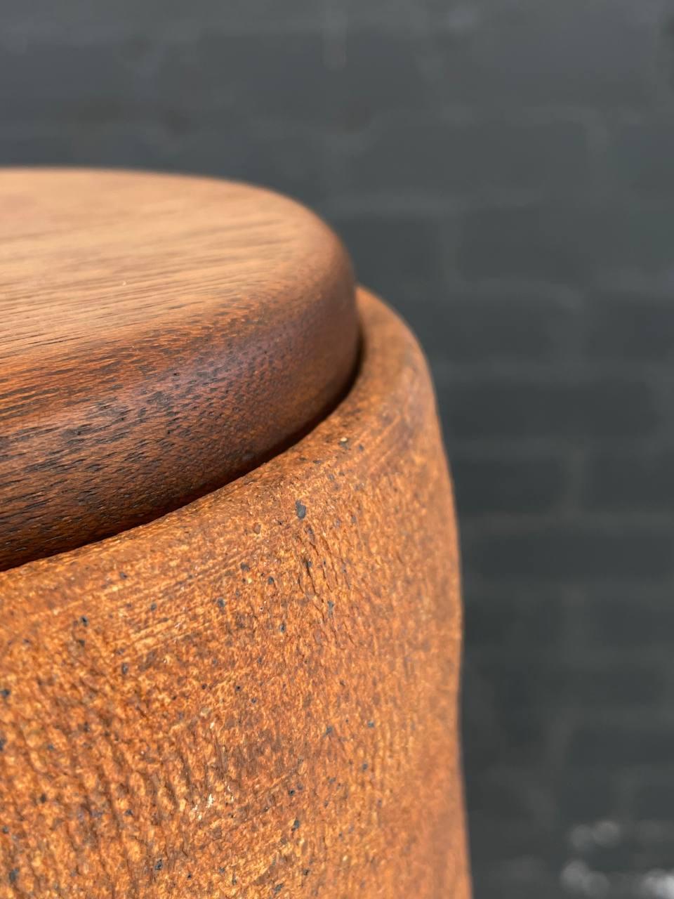 Mid-Century Modern Ceramic Orange Rust Glaze Table Lamp For Sale 4