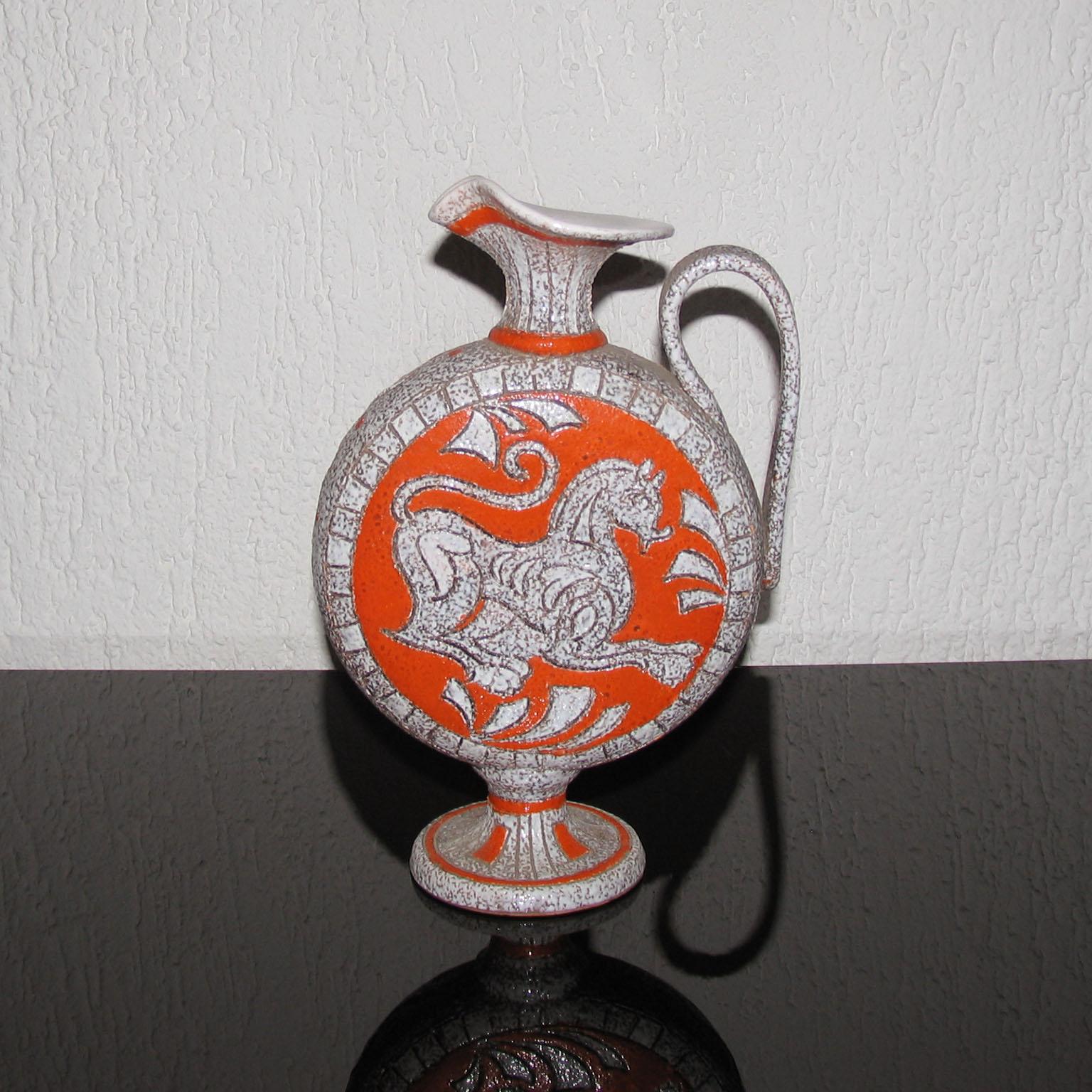 Preciosa jarra/vaso de cerámica, Italia, finales de los años 50-60. Firmado.

Impresionante forma y decoración, cuerpo en forma de jarra, esmalte pulverizado blanco brillante con textura moteada, decorado mediante la técnica del esgrafiado con