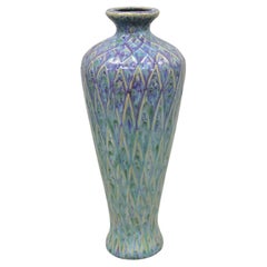 Mid Century Modern Ceramic Pottery Glazed Feather Pulled 20" Purple Blue Vase (Vase à plumes émaillées bleu violet)