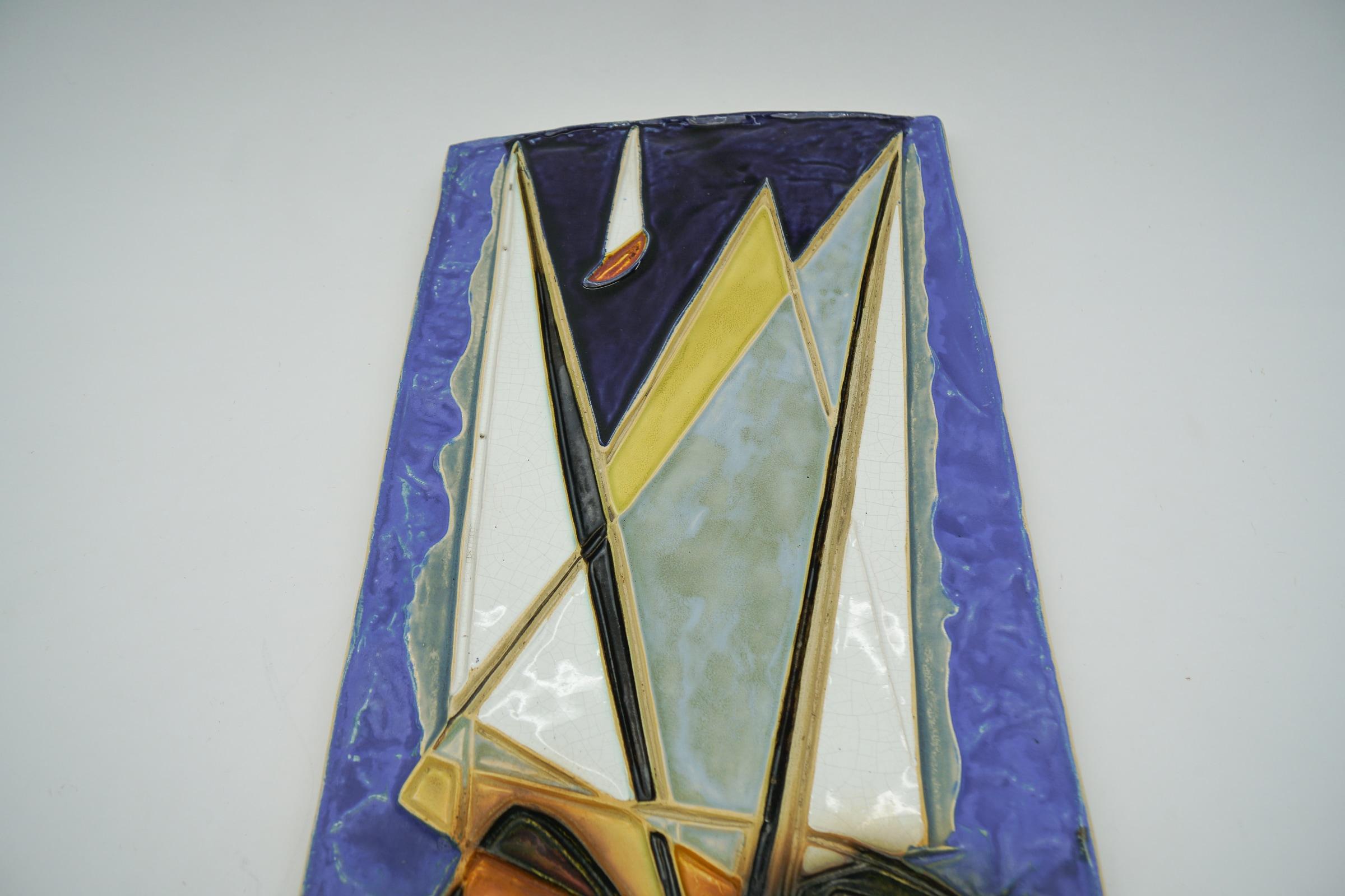 Moderne Keramik-Relieffliesenplakette „Segel“ von Helmut Schaffenacker aus der Mitte des Jahrhunderts (Moderne der Mitte des Jahrhunderts) im Angebot
