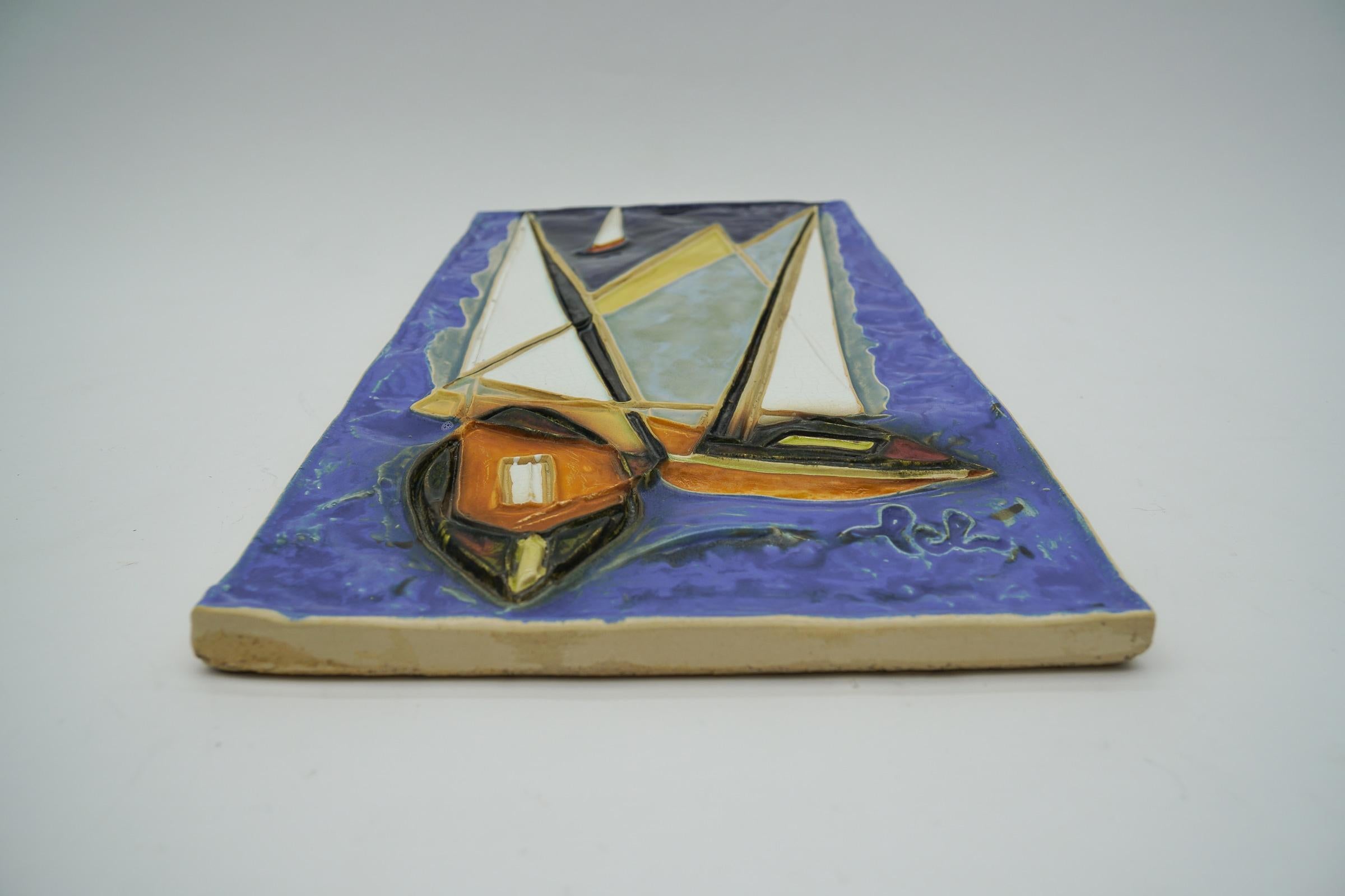 Allemand Plaque en céramique en relief « Sailing » de Helmut Schaffenacker, datant du milieu du siècle dernier en vente