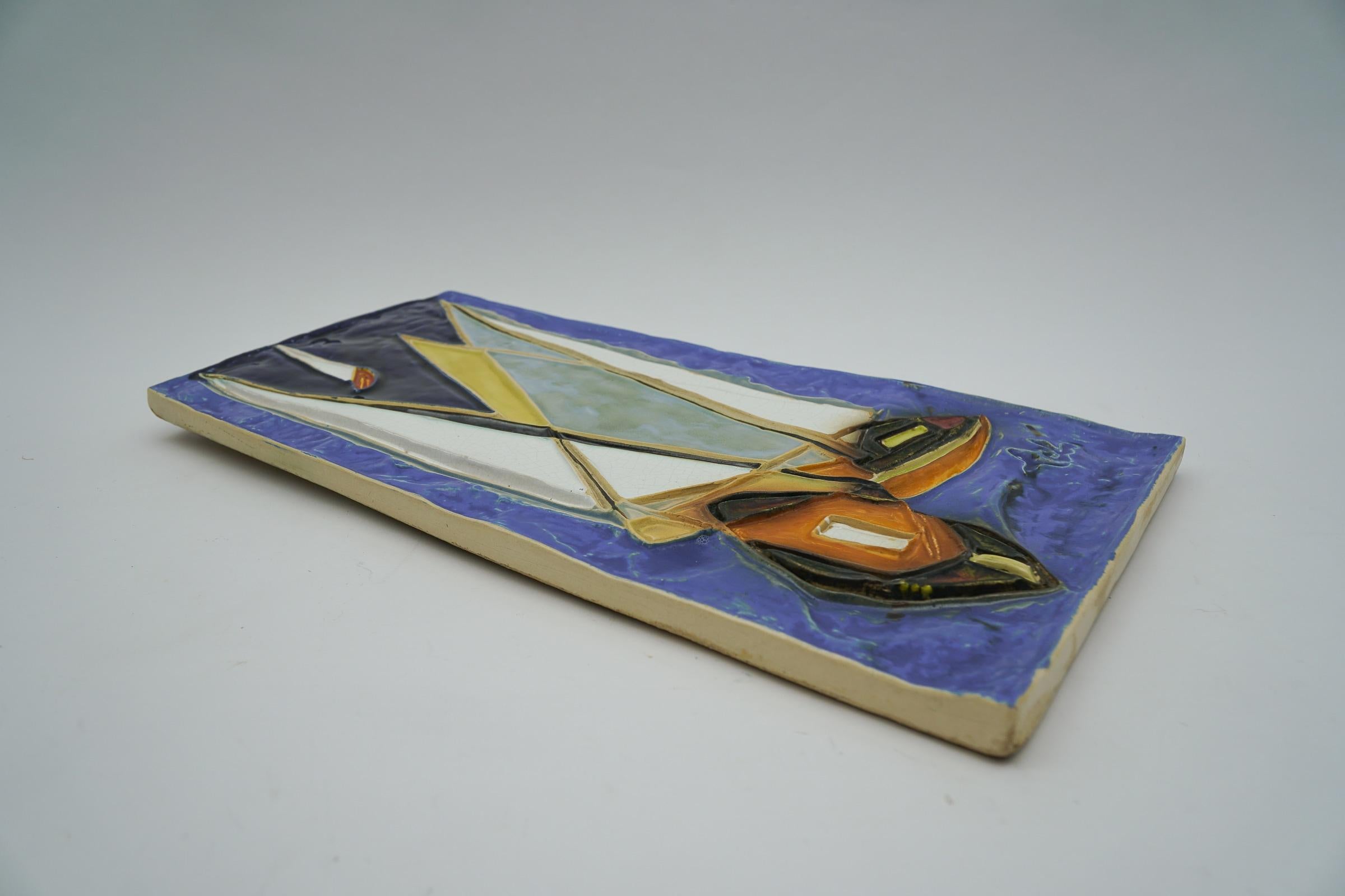Moderne Keramik-Relieffliesenplakette „Segel“ von Helmut Schaffenacker aus der Mitte des Jahrhunderts im Zustand „Gut“ im Angebot in Nürnberg, Bayern