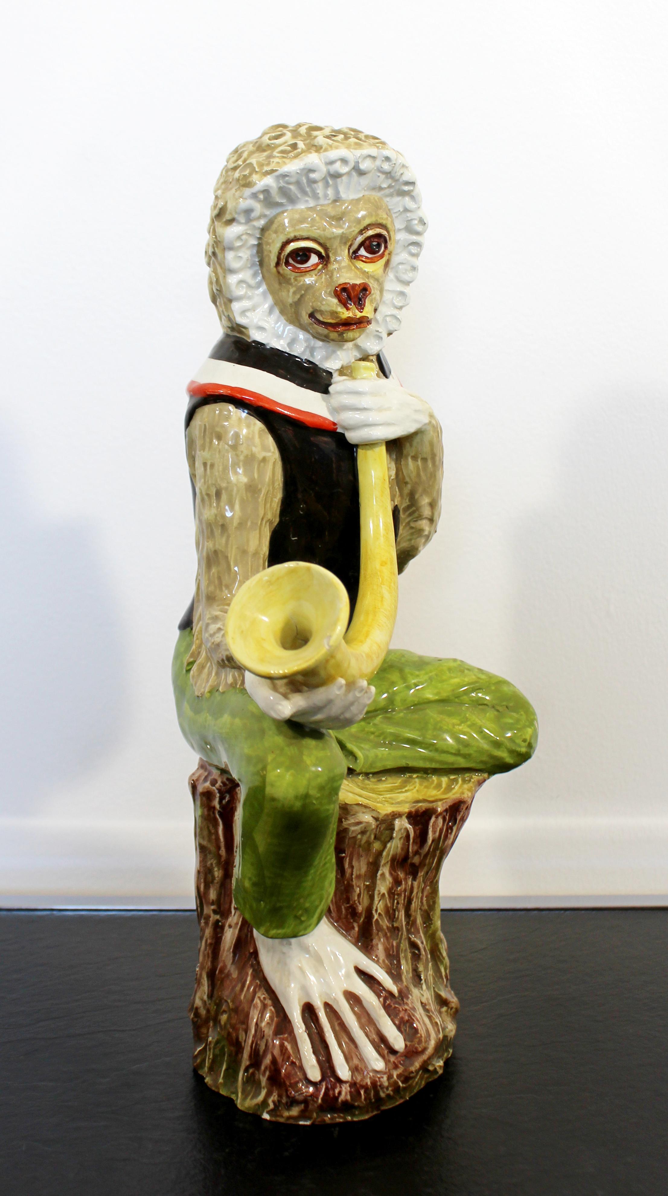 Nous vous présentons une sculpture de table en forme de singe, en céramique, d'aspect majestueux, fabriquée en Italie dans les années 1960. Vintage, en excellent état. Les dimensions sont de 8,5