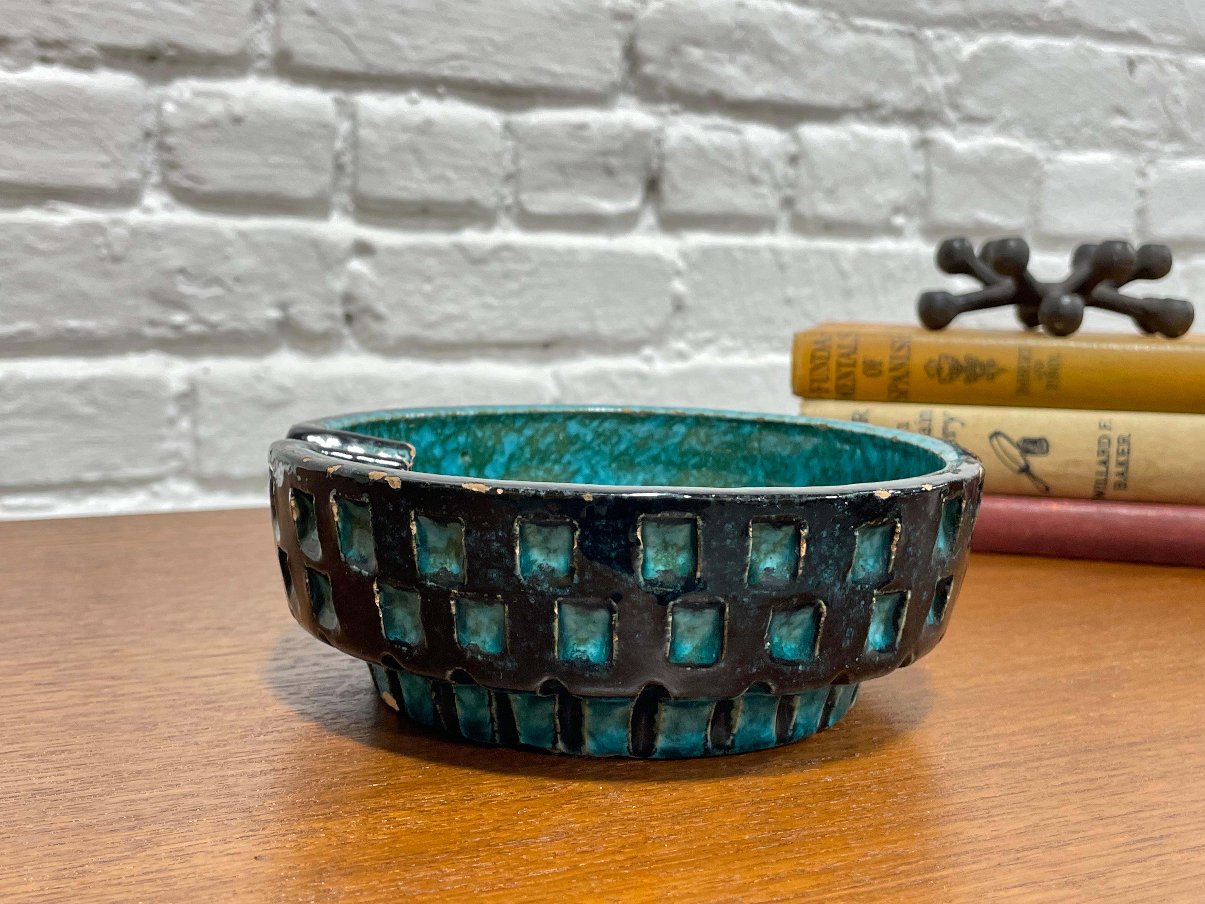 Mid Century Modern Keramik Aschenbecher in Türkis und Schwarz, ca. 1960er Jahre. Die Farben sind leuchtend und satt.  Signiertes Vintage-Stück.  Perfekt, um auf unserer Kredenz, Kommode oder in der Mitte eines Esstisches zu sitzen. Schöner Zustand