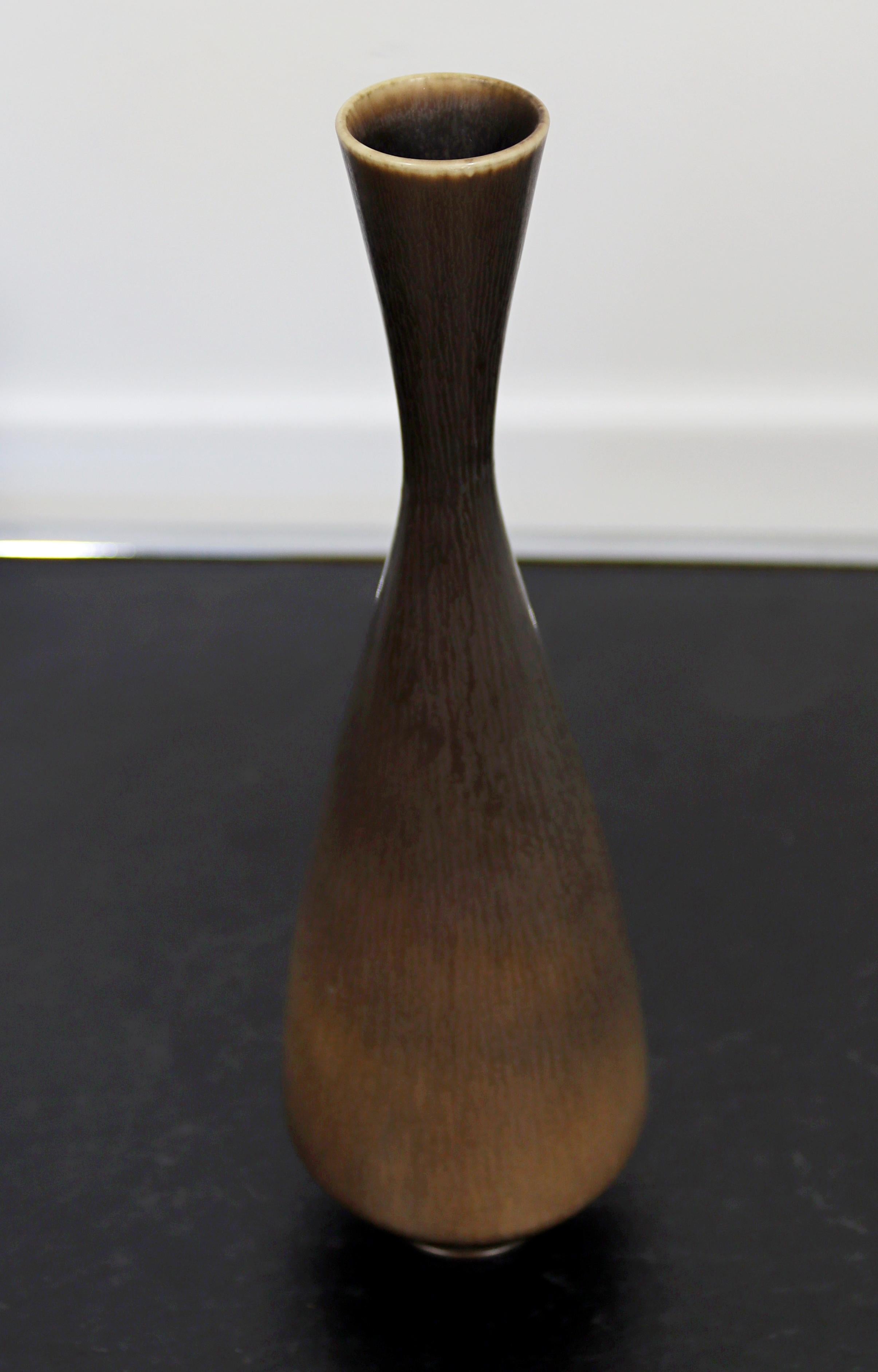 For your consideration is a stunning, slim, ceramic vase, with a gray hare's fur glaze, made in Sweden, signed on the base by Berndt Friberg, circa the 1960s. In excellent condition. The dimensions are 3