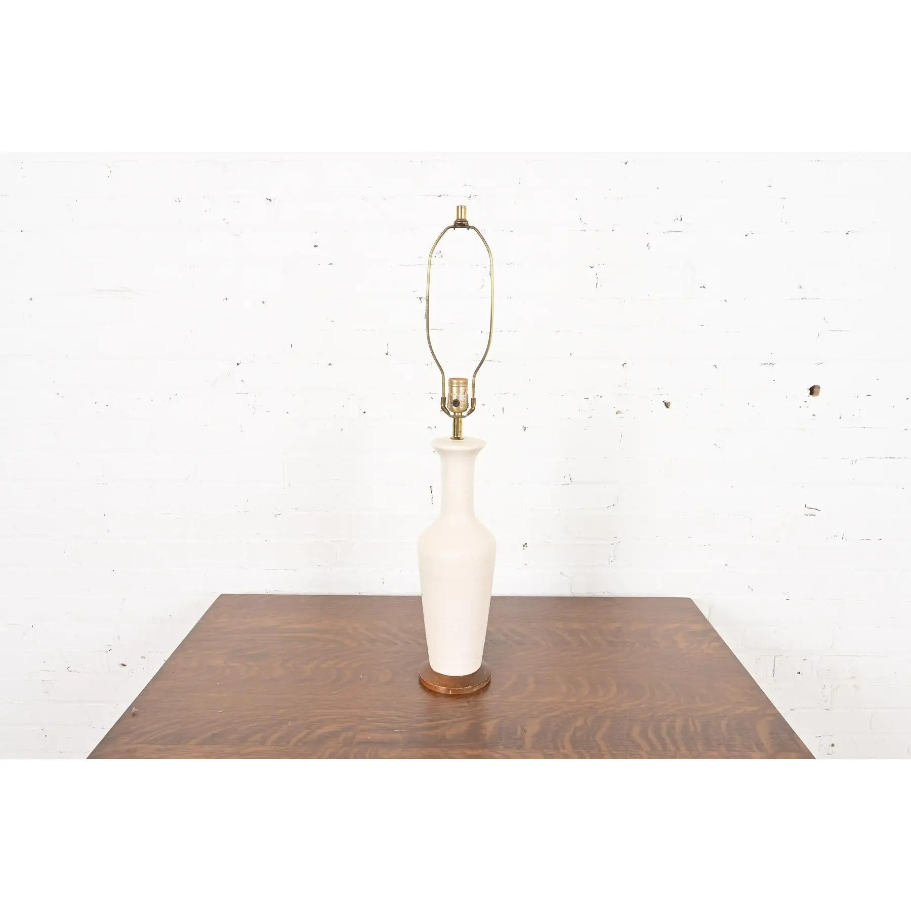 A beautiful Mid-Century Modern wood and ceramic table lamp

USA, Mid-20th Century

Measures: 5