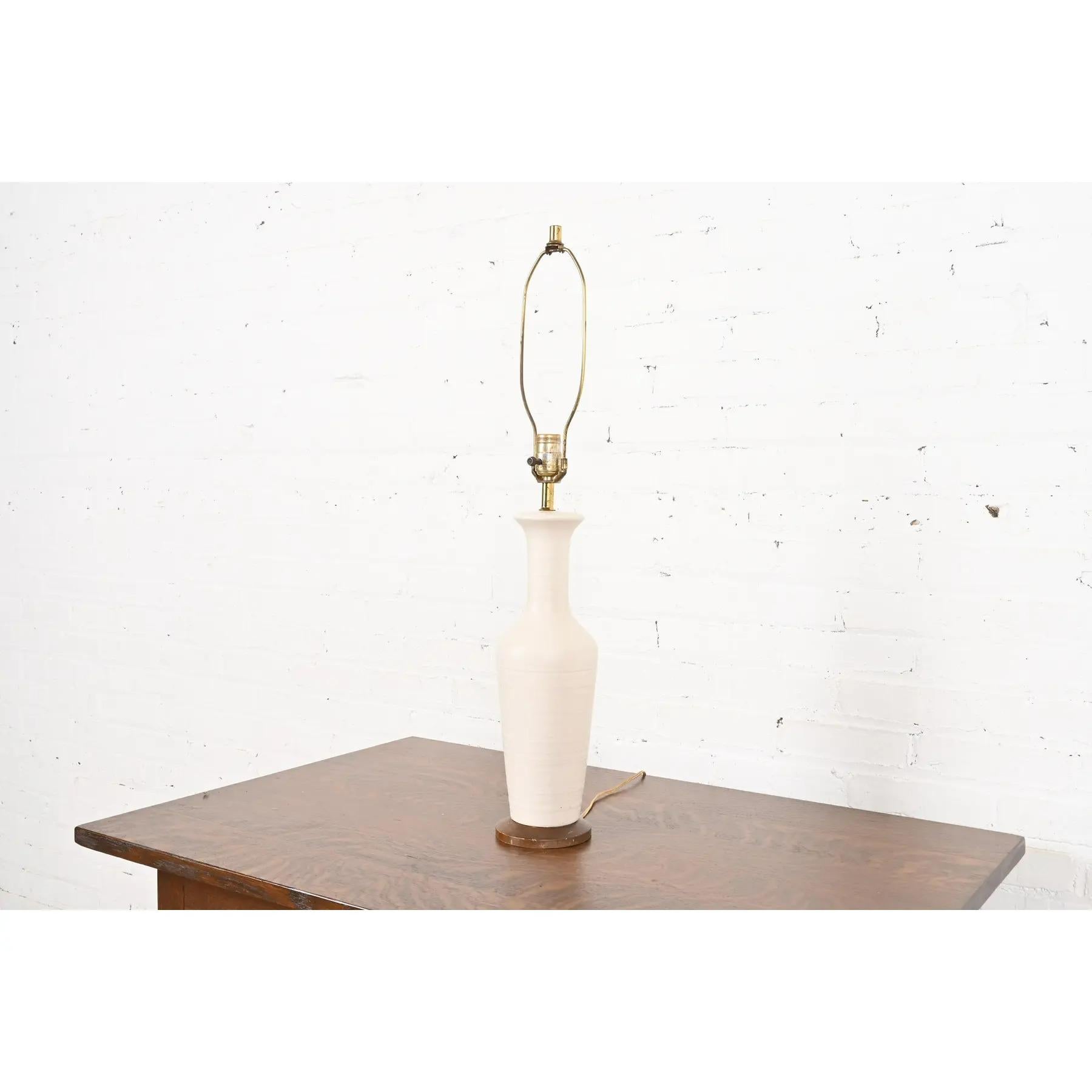 Moderne Keramik-Tischlampe aus der Jahrhundertmitte (amerikanisch) im Angebot