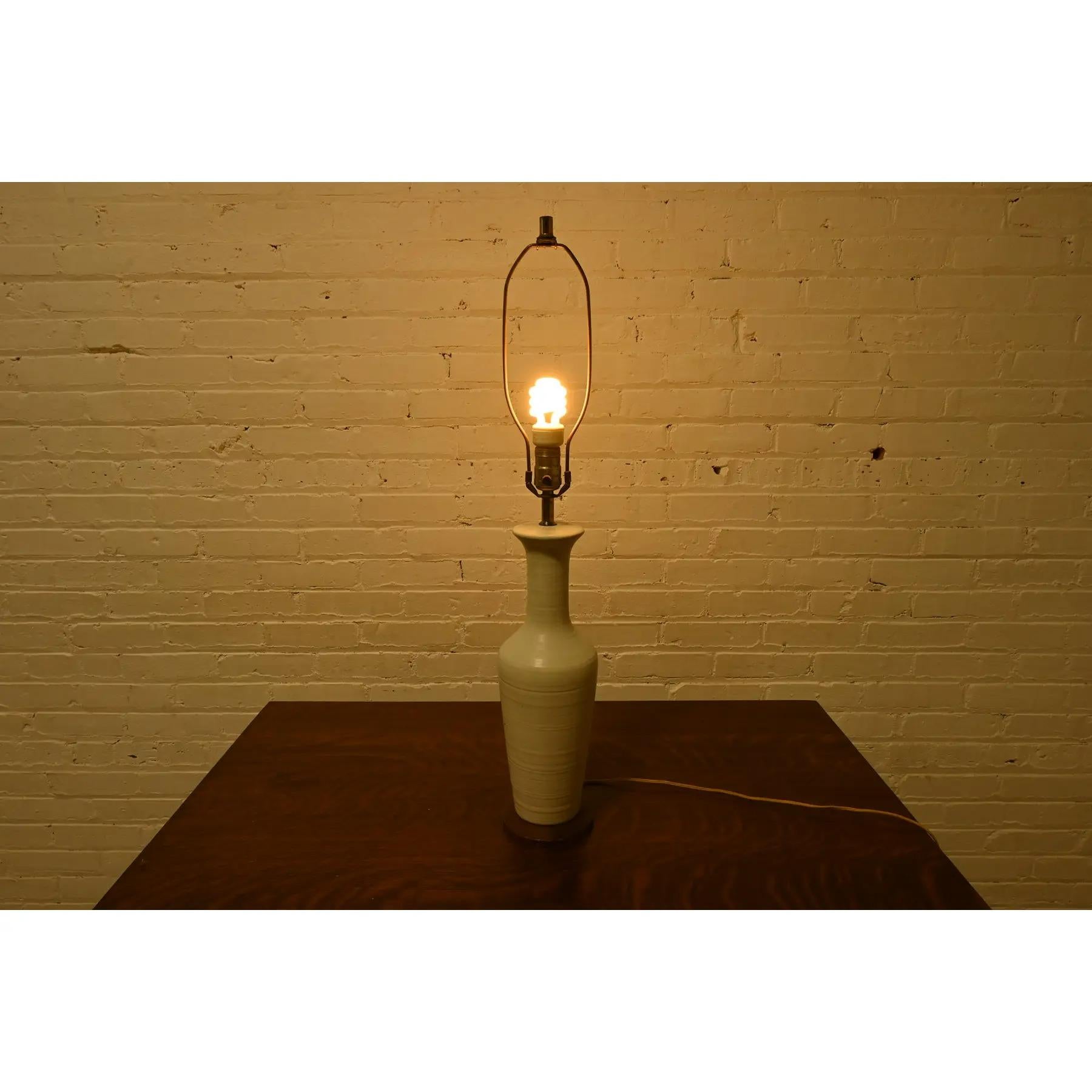 Moderne Keramik-Tischlampe aus der Jahrhundertmitte (20. Jahrhundert) im Angebot