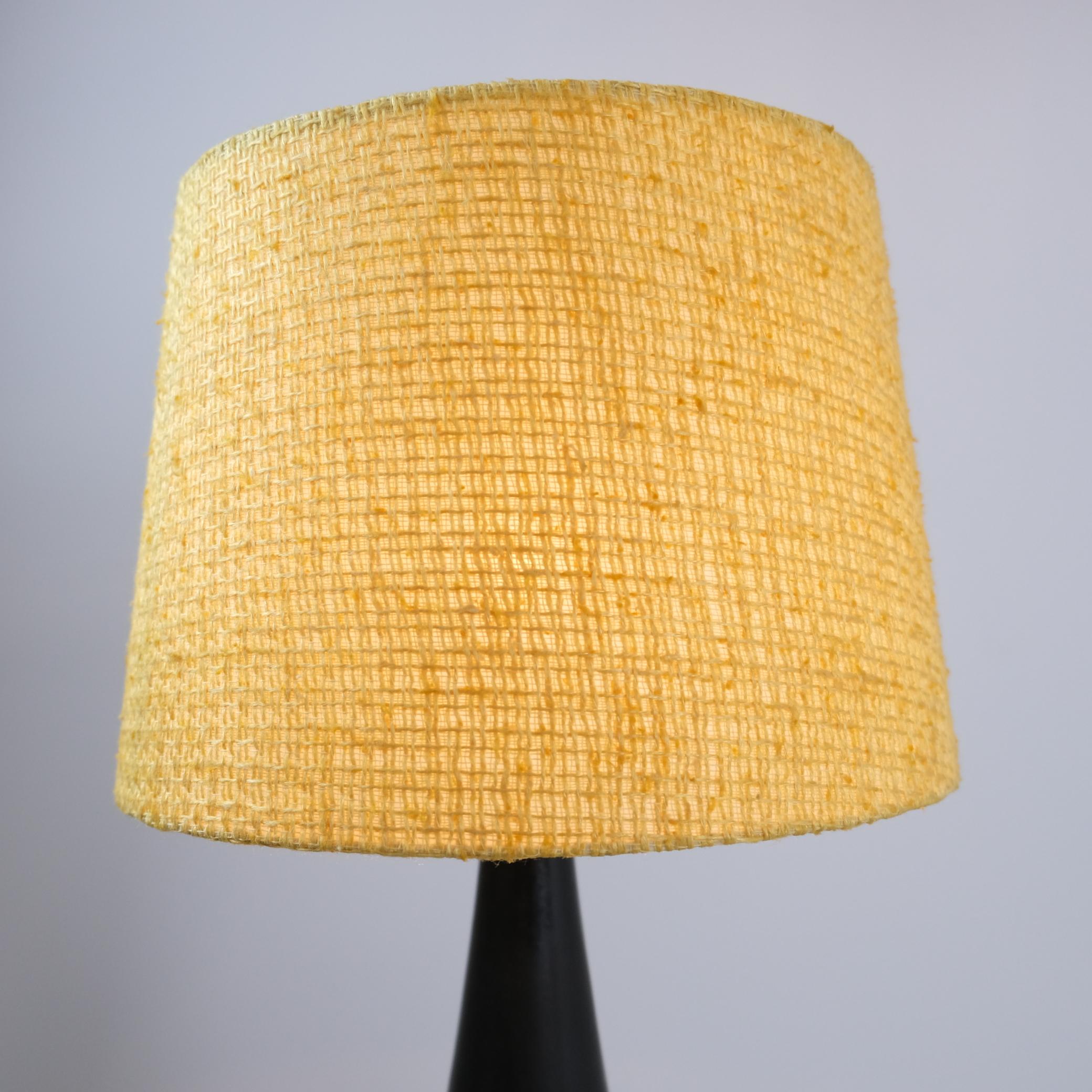 Mid-Century Modern Ceramic Table Lamp in Black With Yellow Shade, Arabia 1950s en vente 3