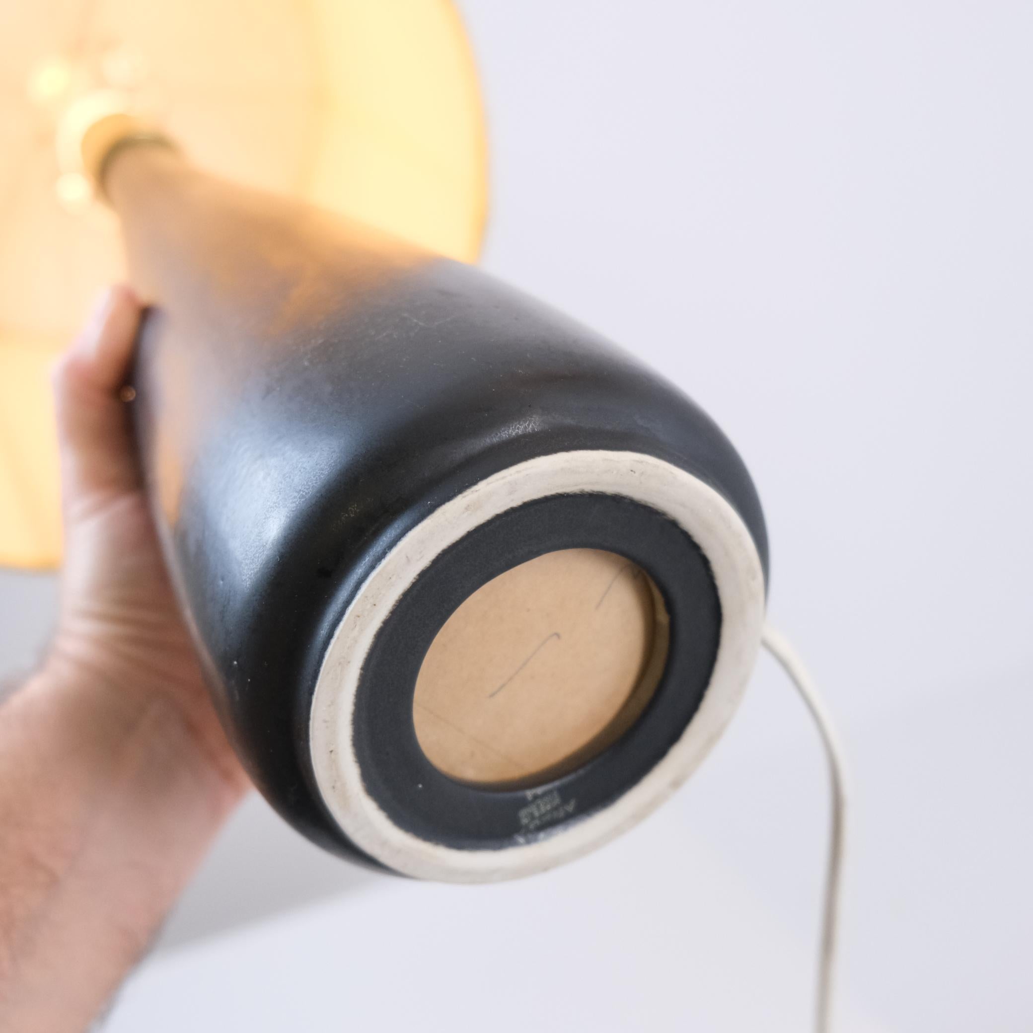 Mid-Century Modern Ceramic Table Lamp in Black With Yellow Shade, Arabia 1950s en vente 6