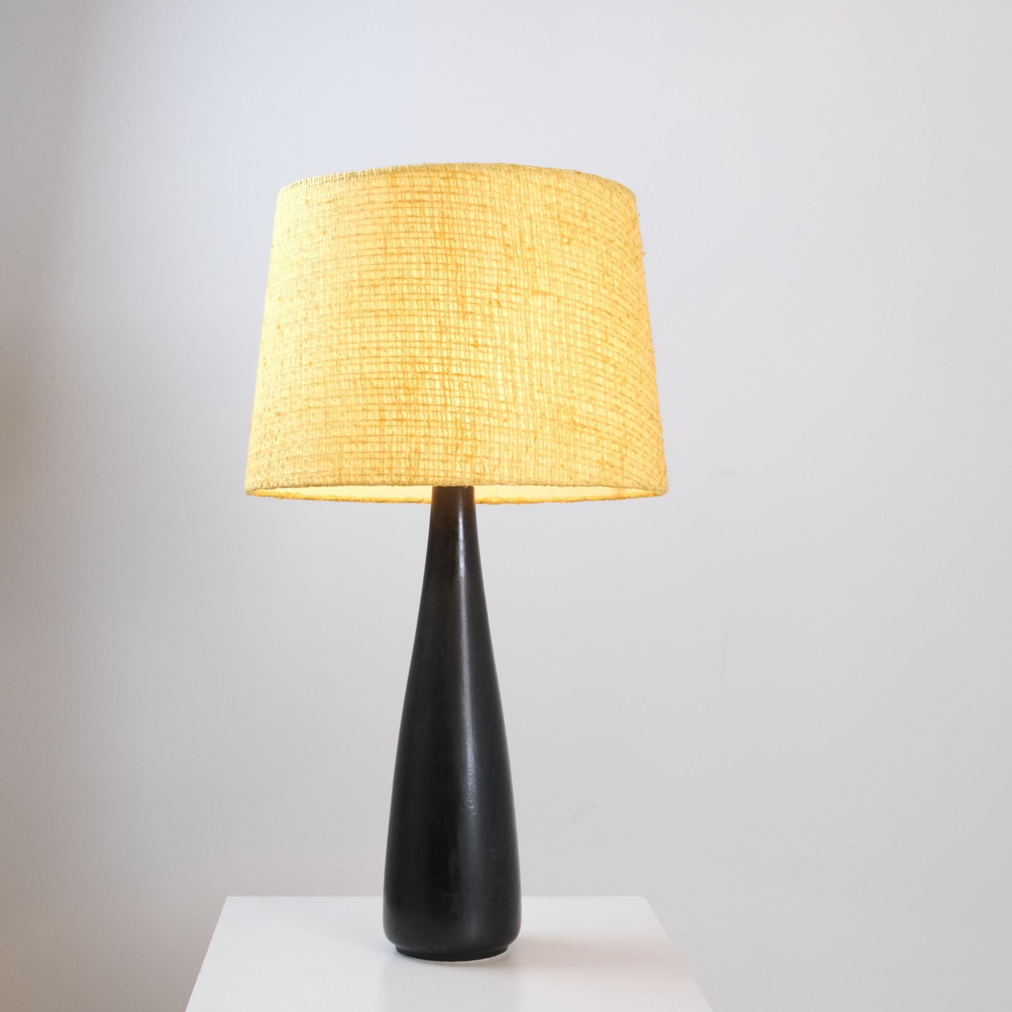 Scandinave moderne Mid-Century Modern Ceramic Table Lamp in Black With Yellow Shade, Arabia 1950s en vente