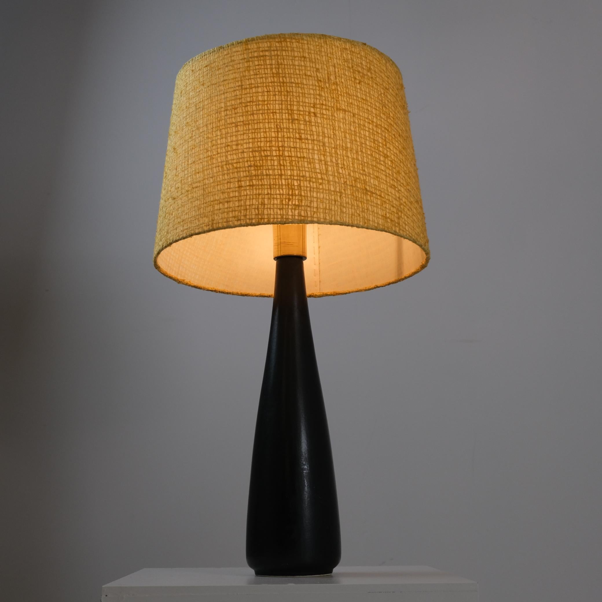 Mid-Century Modern Ceramic Table Lamp in Black With Yellow Shade, Arabia 1950s Bon état - En vente à Helsinki, FI
