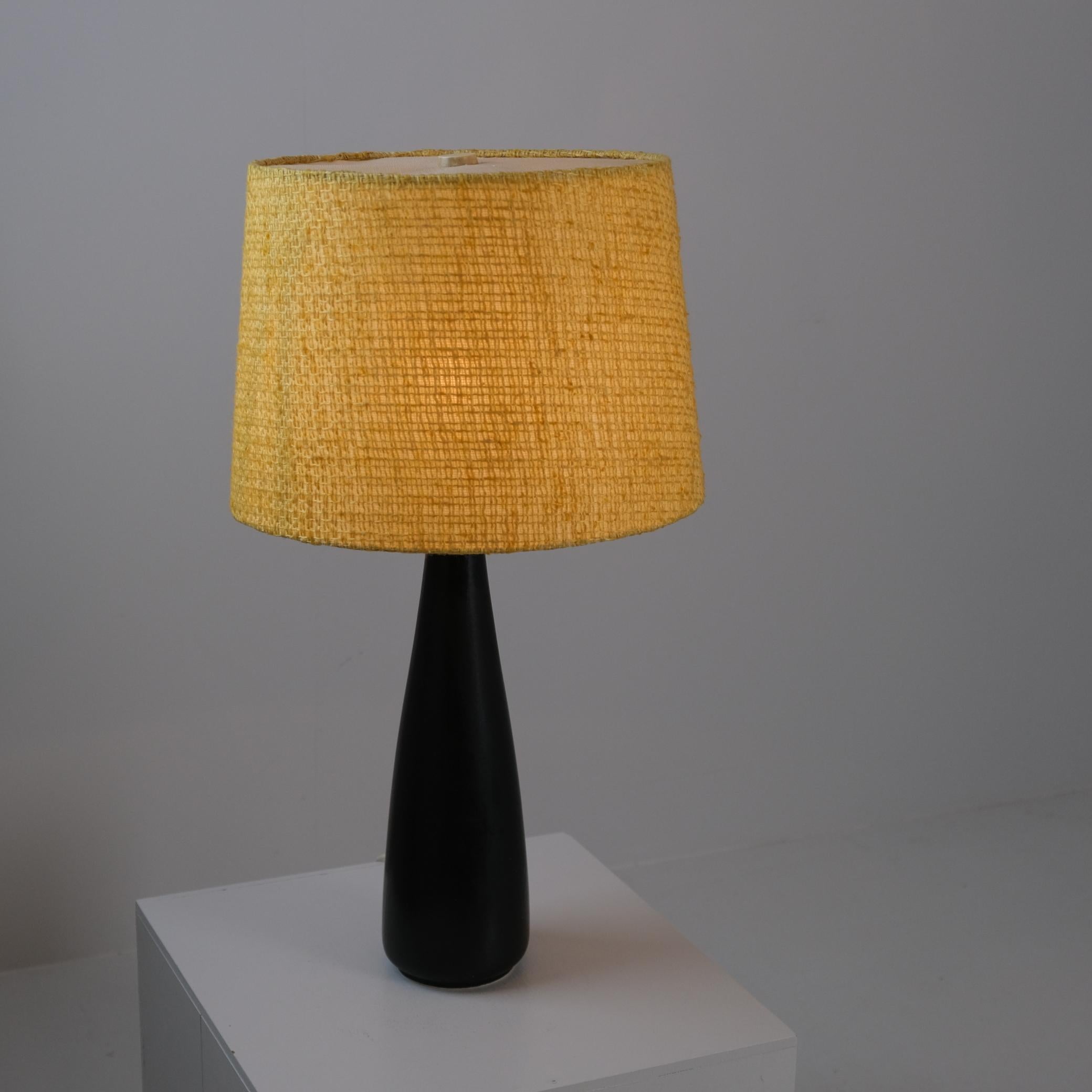 Milieu du XXe siècle Mid-Century Modern Ceramic Table Lamp in Black With Yellow Shade, Arabia 1950s en vente