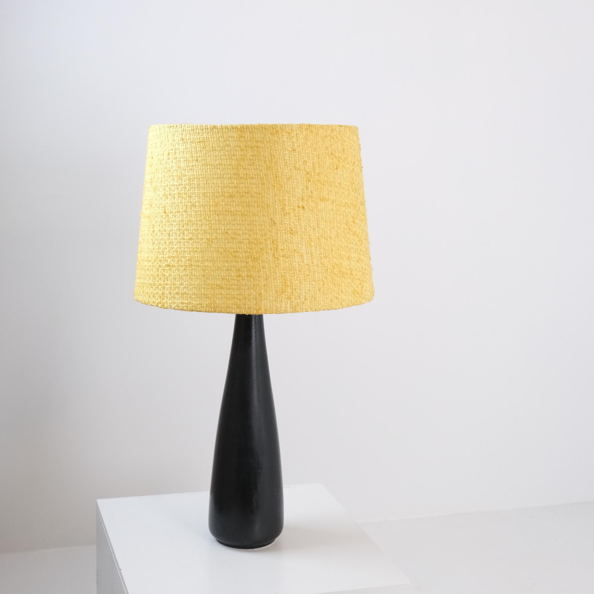 Laiton Mid-Century Modern Ceramic Table Lamp in Black With Yellow Shade, Arabia 1950s en vente