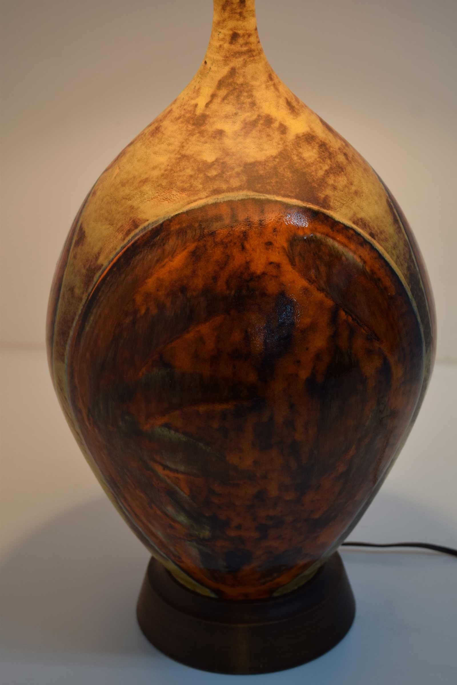 Lampe de table en céramique moderne du milieu du siècle en orange et brun en vente 3