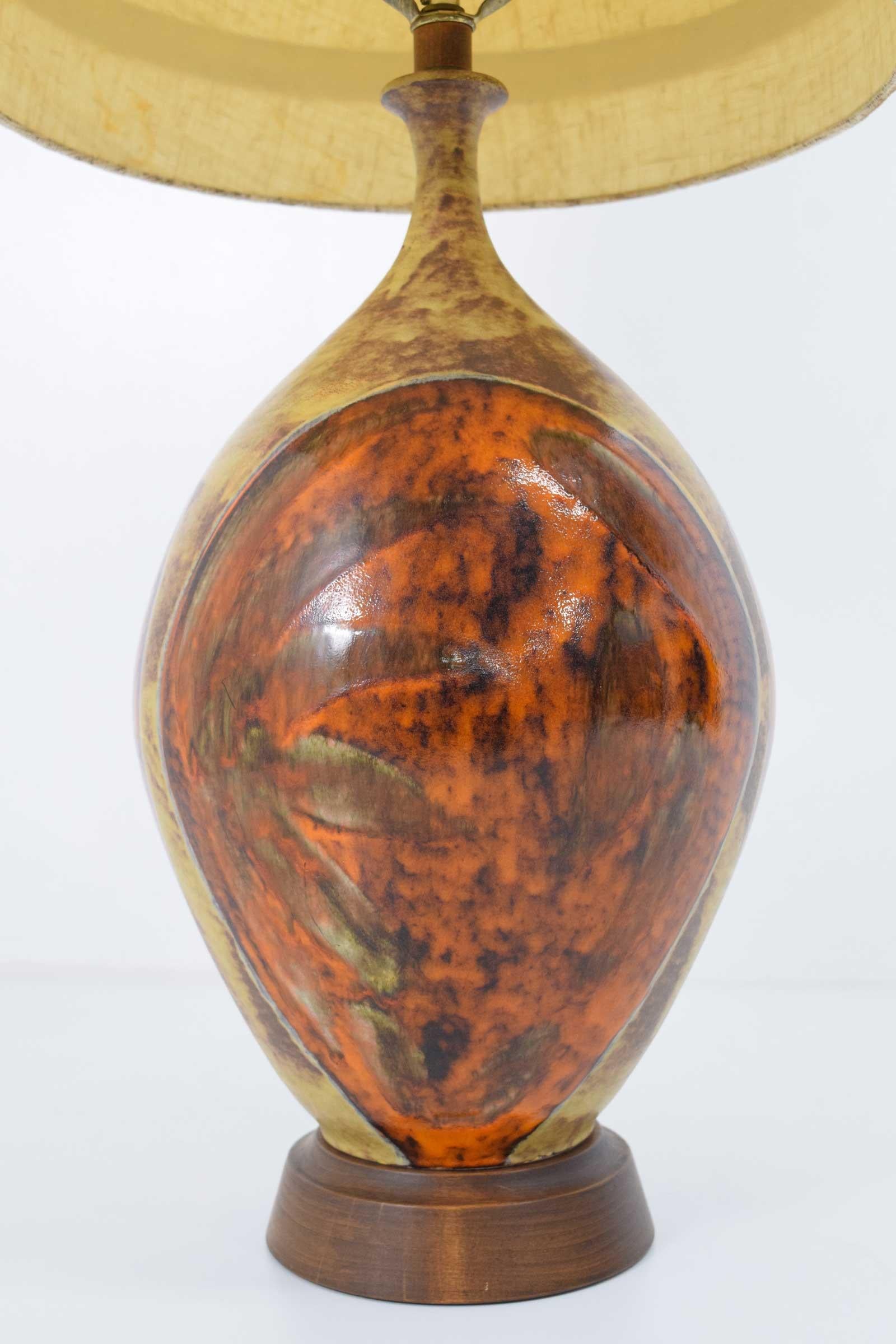 Mid-Century Modern Lampe de table en céramique moderne du milieu du siècle en orange et brun en vente
