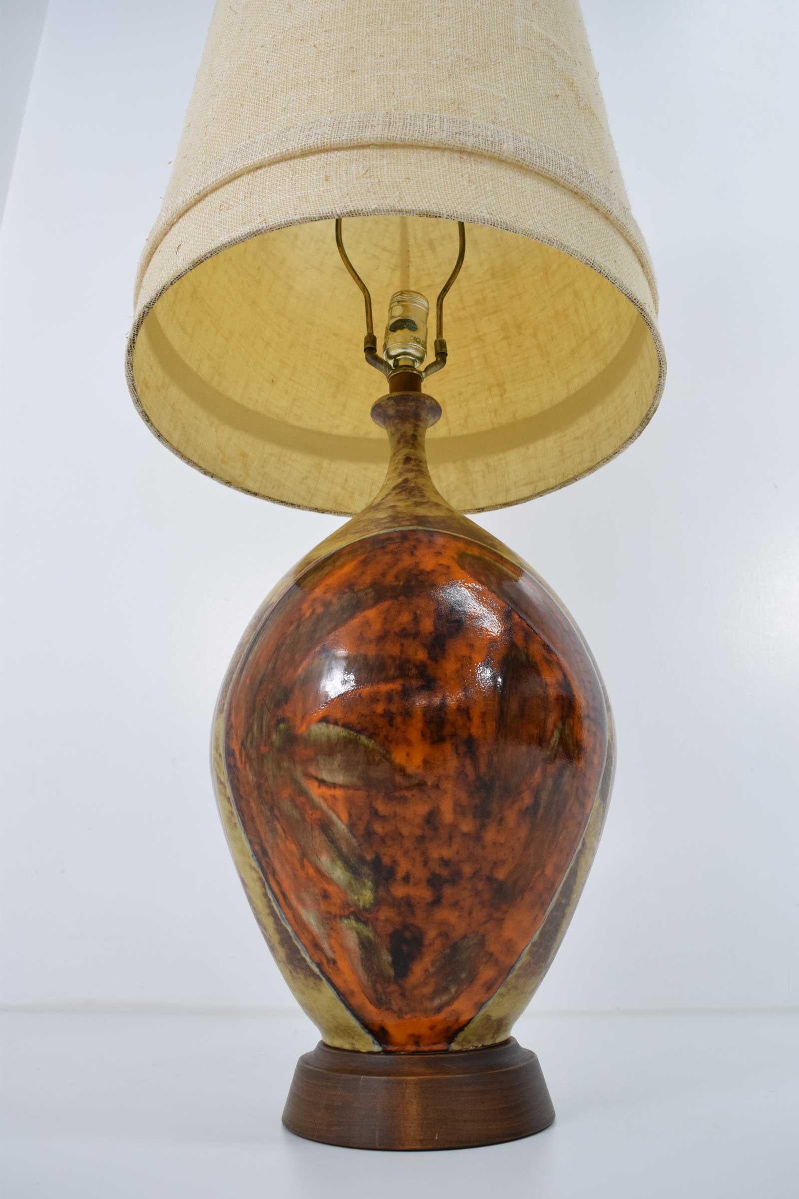 Lampe de table en céramique moderne du milieu du siècle en orange et brun Bon état - En vente à Dallas, TX