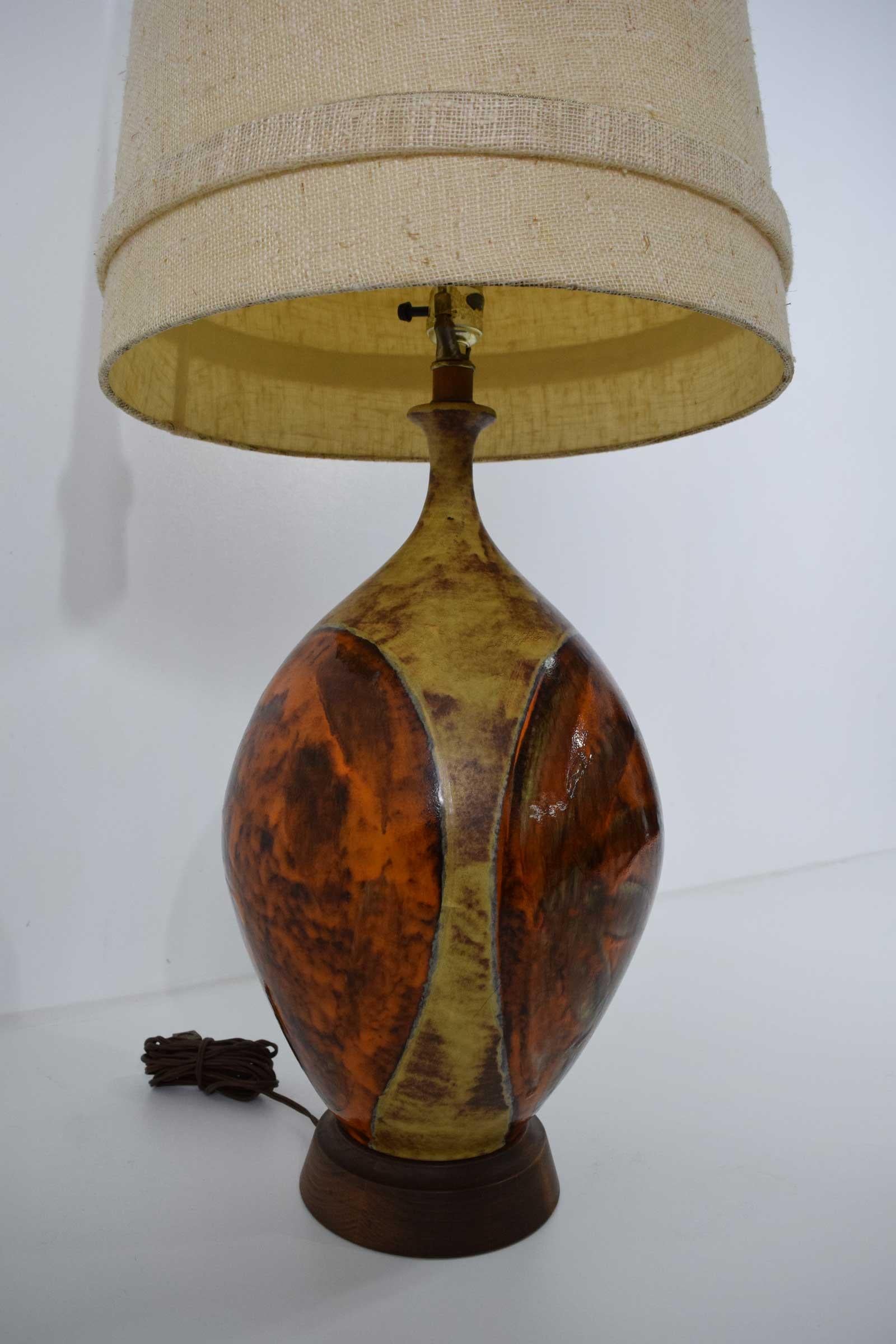 20ième siècle Lampe de table en céramique moderne du milieu du siècle en orange et brun en vente