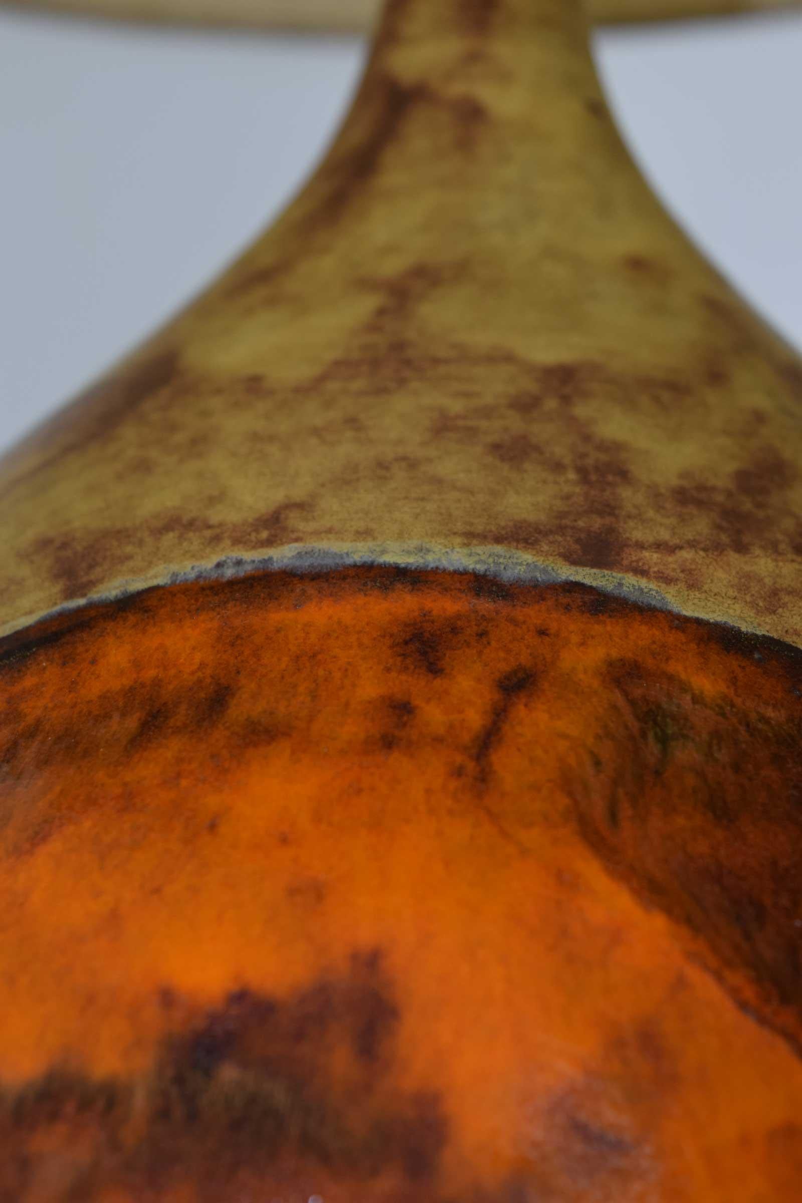 Lampe de table en céramique moderne du milieu du siècle en orange et brun en vente 1