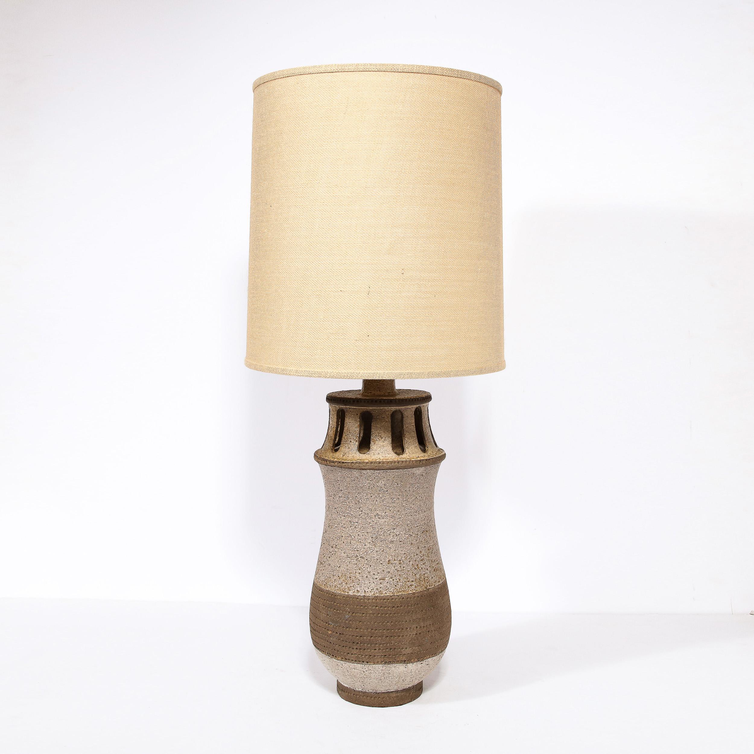 Mid-Century Modern Ceramic Table Lamp w/ Arcade Detailing and Raw Fiber Shade In Excellent Condition For Sale In New York, NY