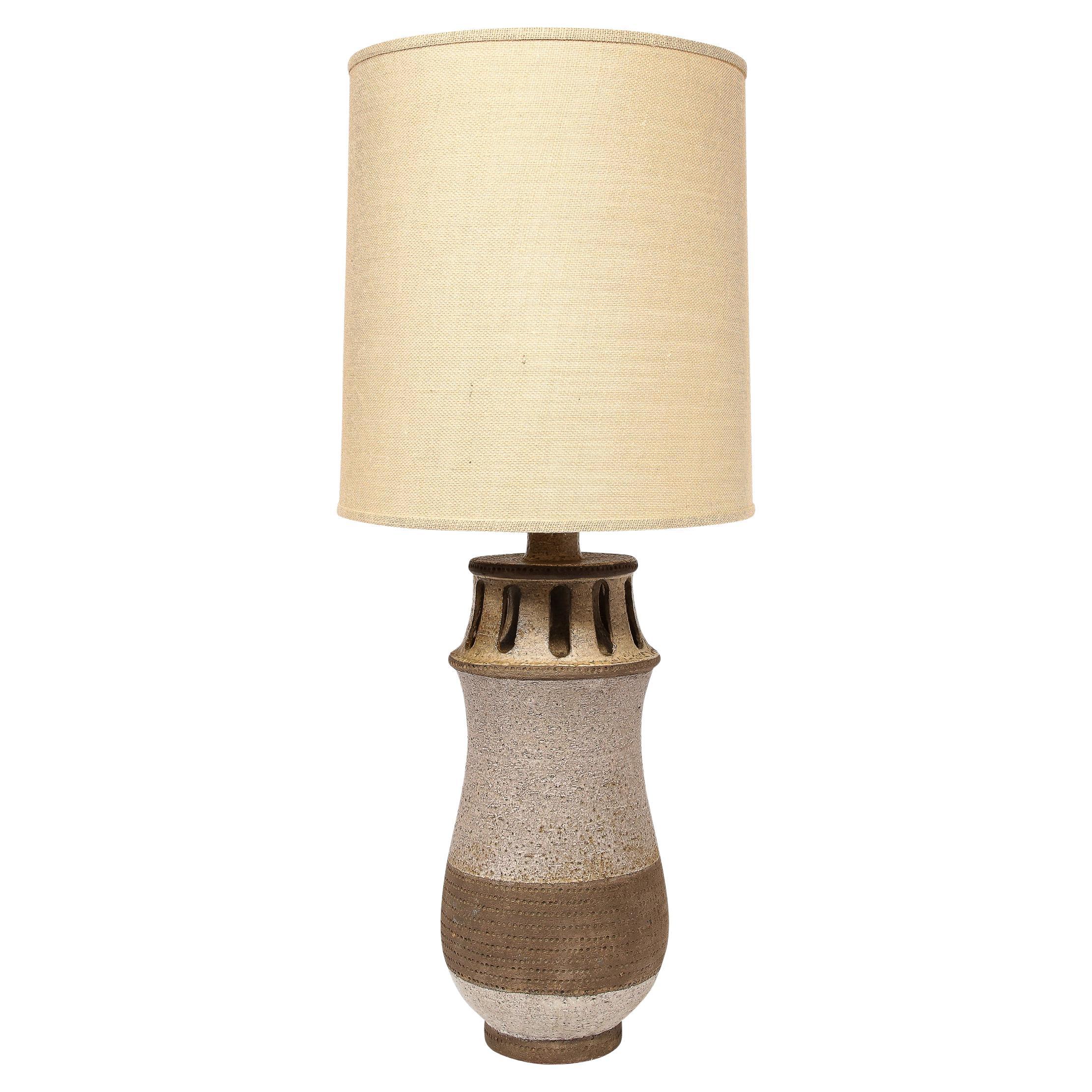 Mid-Century Modern Ceramic Table Lamp w/ Arcade Detailing and Raw Fiber Shade For Sale