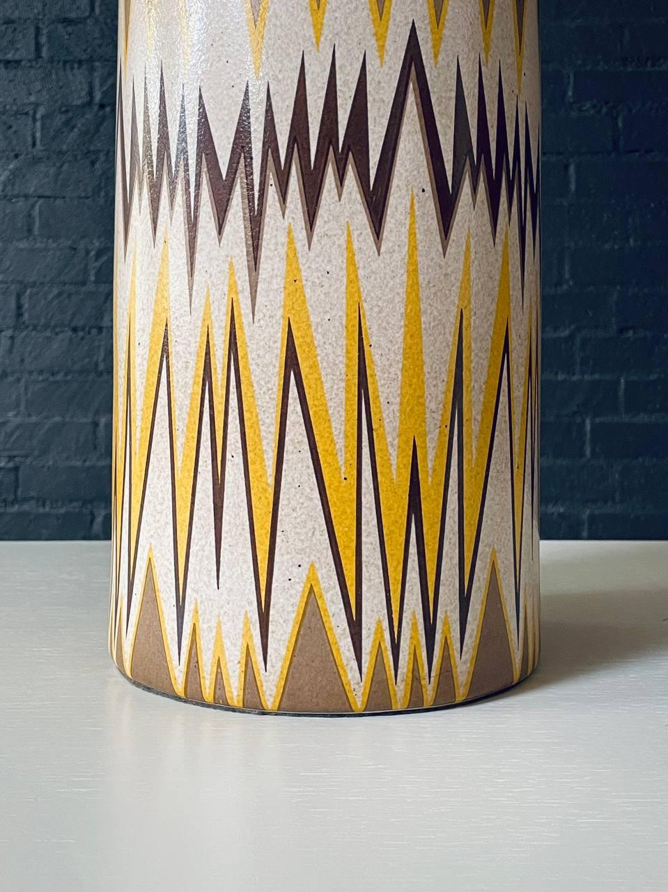 Moderne Keramik-Tischlampe aus der Jahrhundertmitte mit geometrischem Zig-Zag-Muster im Angebot 4