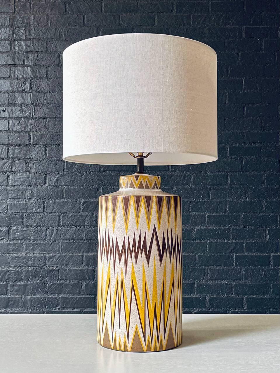 Moderne Keramik-Tischlampe aus der Jahrhundertmitte mit geometrischem Zig-Zag-Muster (Moderne der Mitte des Jahrhunderts) im Angebot