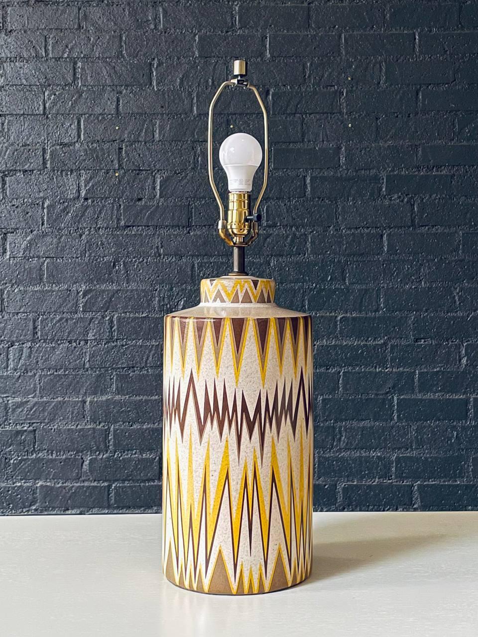 Moderne Keramik-Tischlampe aus der Jahrhundertmitte mit geometrischem Zig-Zag-Muster (amerikanisch) im Angebot