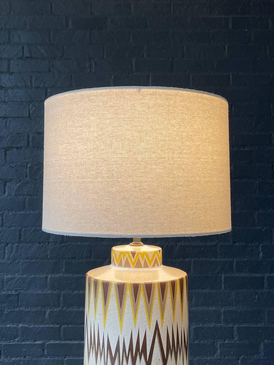 Moderne Keramik-Tischlampe aus der Jahrhundertmitte mit geometrischem Zig-Zag-Muster (Mitte des 20. Jahrhunderts) im Angebot