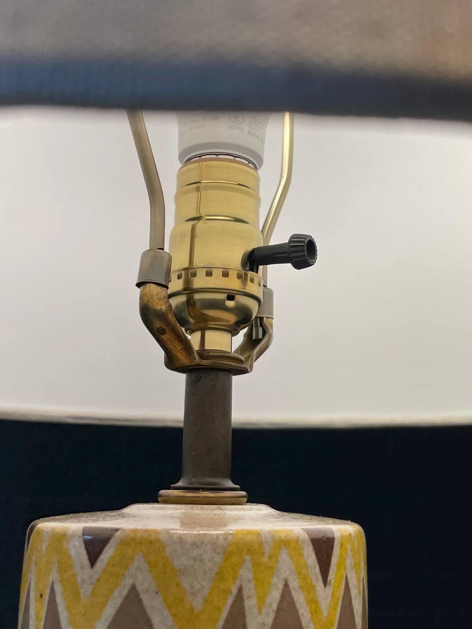 Moderne Keramik-Tischlampe aus der Jahrhundertmitte mit geometrischem Zig-Zag-Muster im Angebot 1