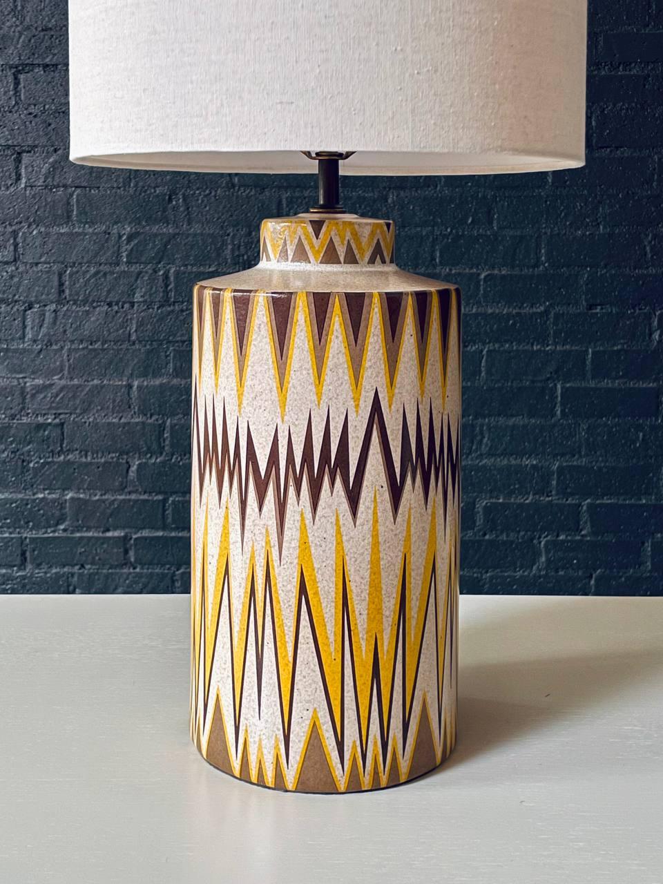 Moderne Keramik-Tischlampe aus der Jahrhundertmitte mit geometrischem Zig-Zag-Muster im Angebot 2