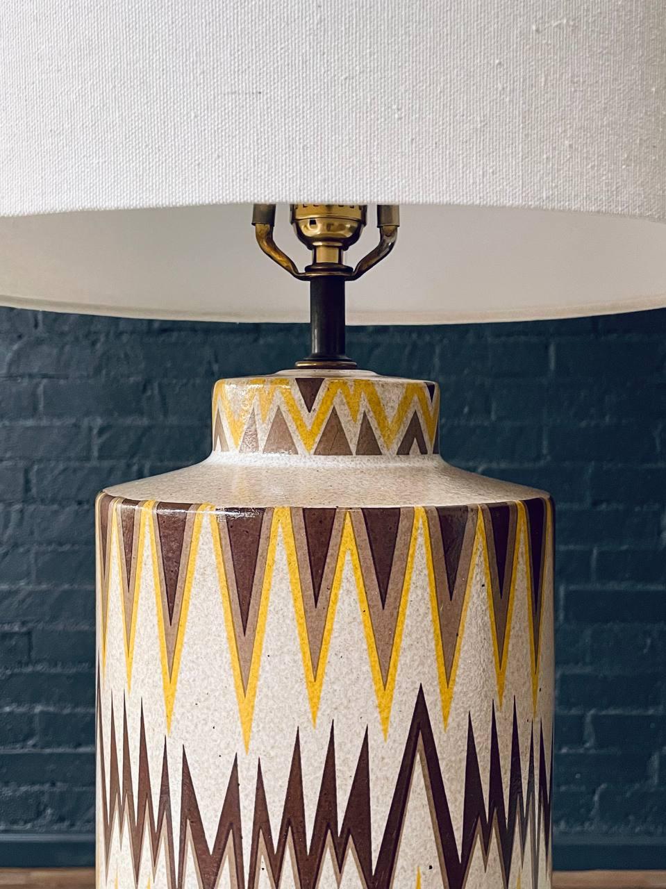 Moderne Keramik-Tischlampe aus der Jahrhundertmitte mit geometrischem Zig-Zag-Muster im Angebot 3