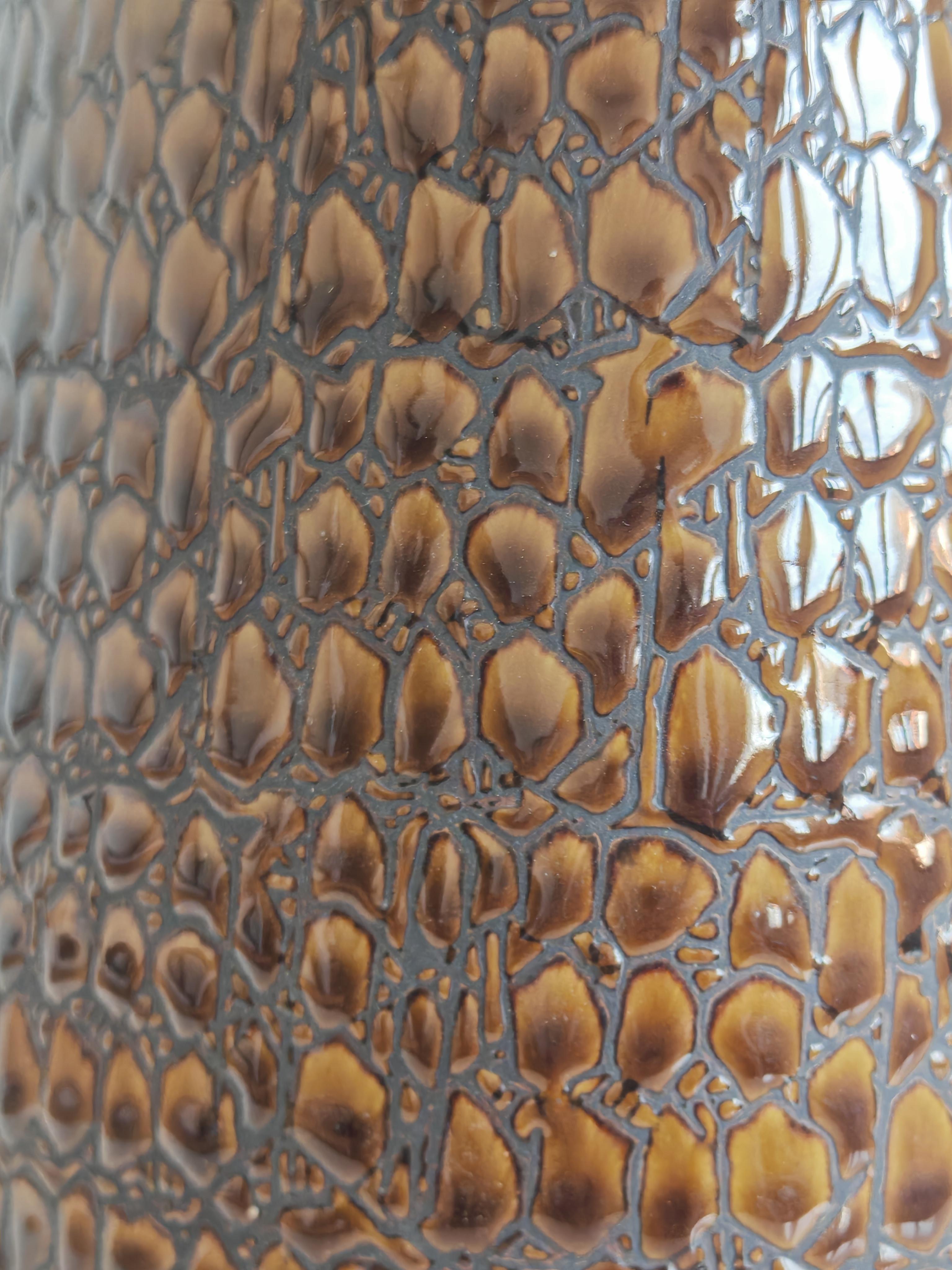 Lámpara de sobremesa de cerámica moderna de mediados de siglo con textura de cocodrilo, Italia Años 80 en venta 3