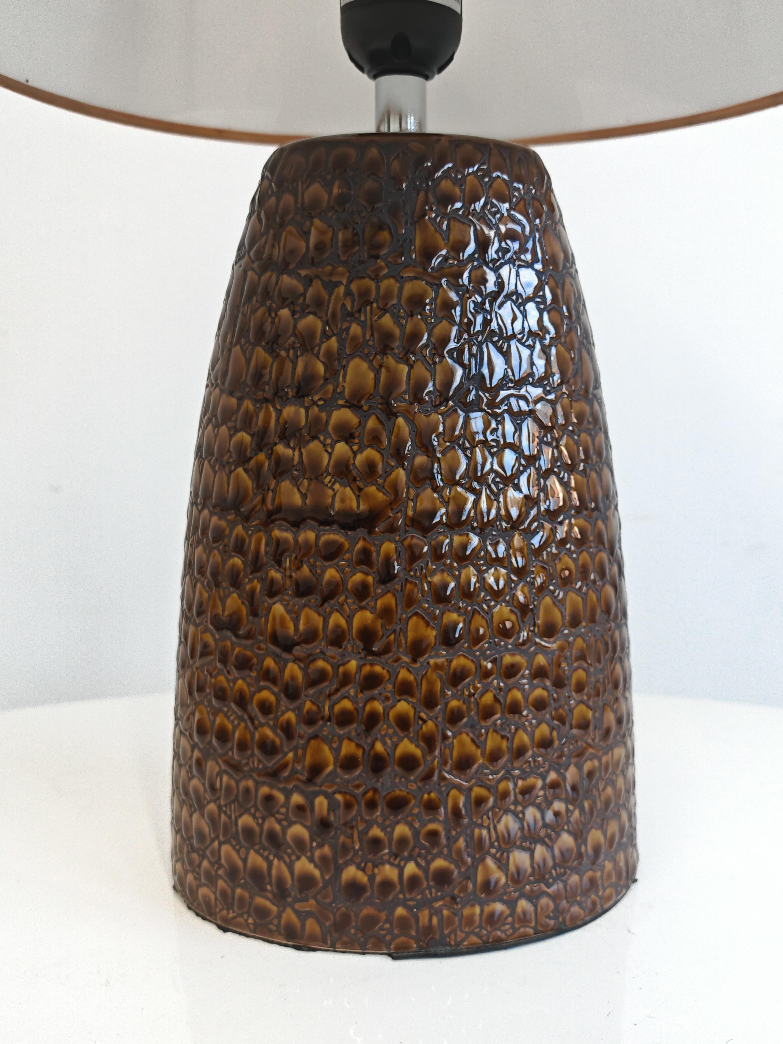 Lámpara de sobremesa de cerámica moderna de mediados de siglo con textura de cocodrilo, Italia Años 80 Moderno de mediados de siglo en venta