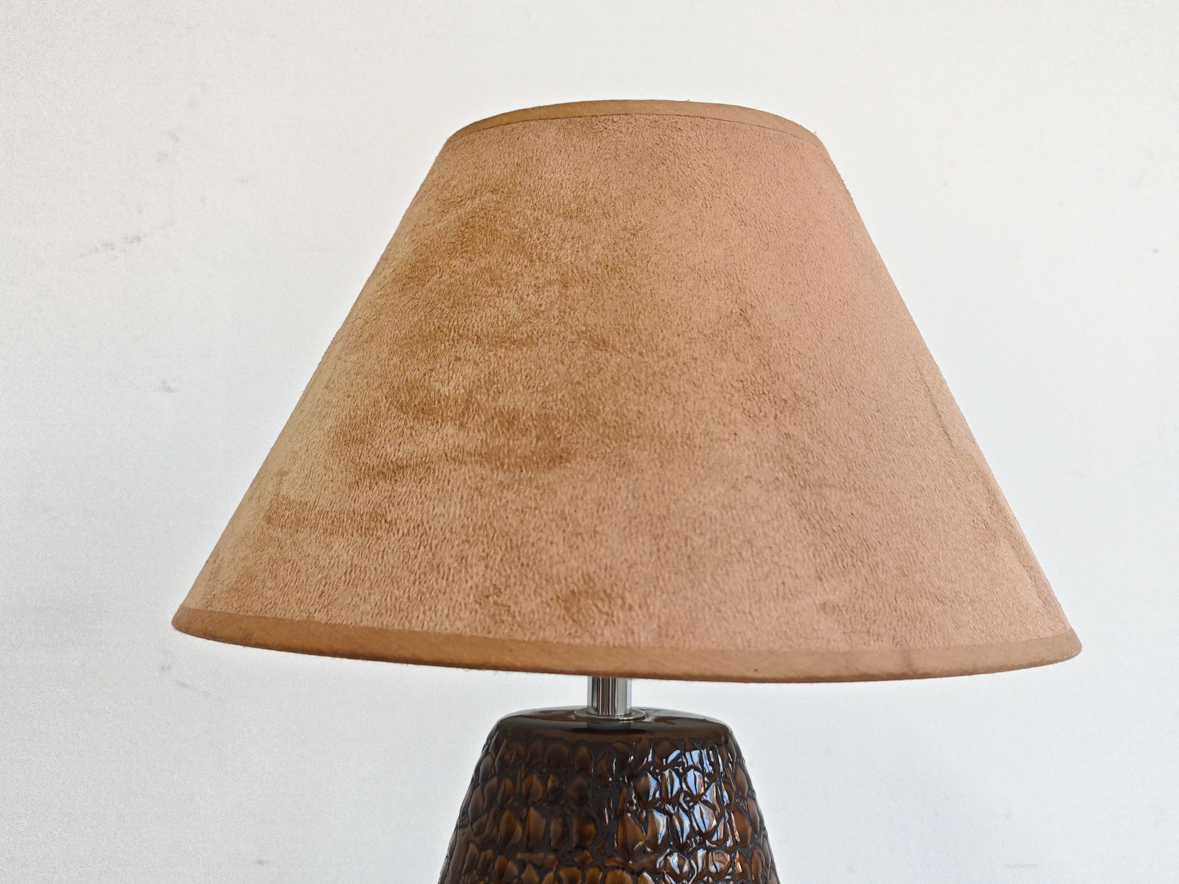 Lámpara de sobremesa de cerámica moderna de mediados de siglo con textura de cocodrilo, Italia Años 80 Italiano en venta