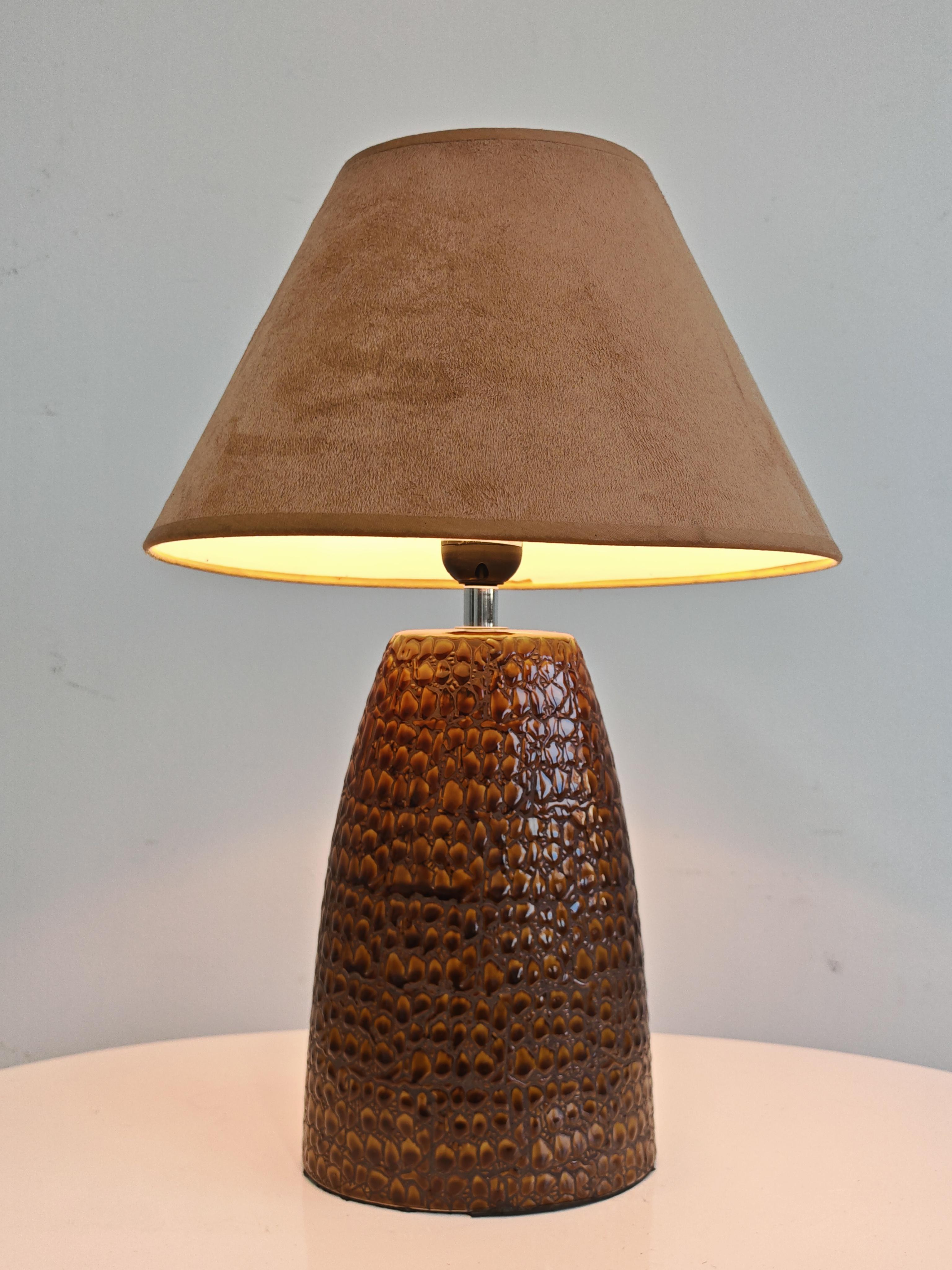 Lámpara de sobremesa de cerámica moderna de mediados de siglo con textura de cocodrilo, Italia Años 80 en Bueno estado para la venta en Beograd, RS