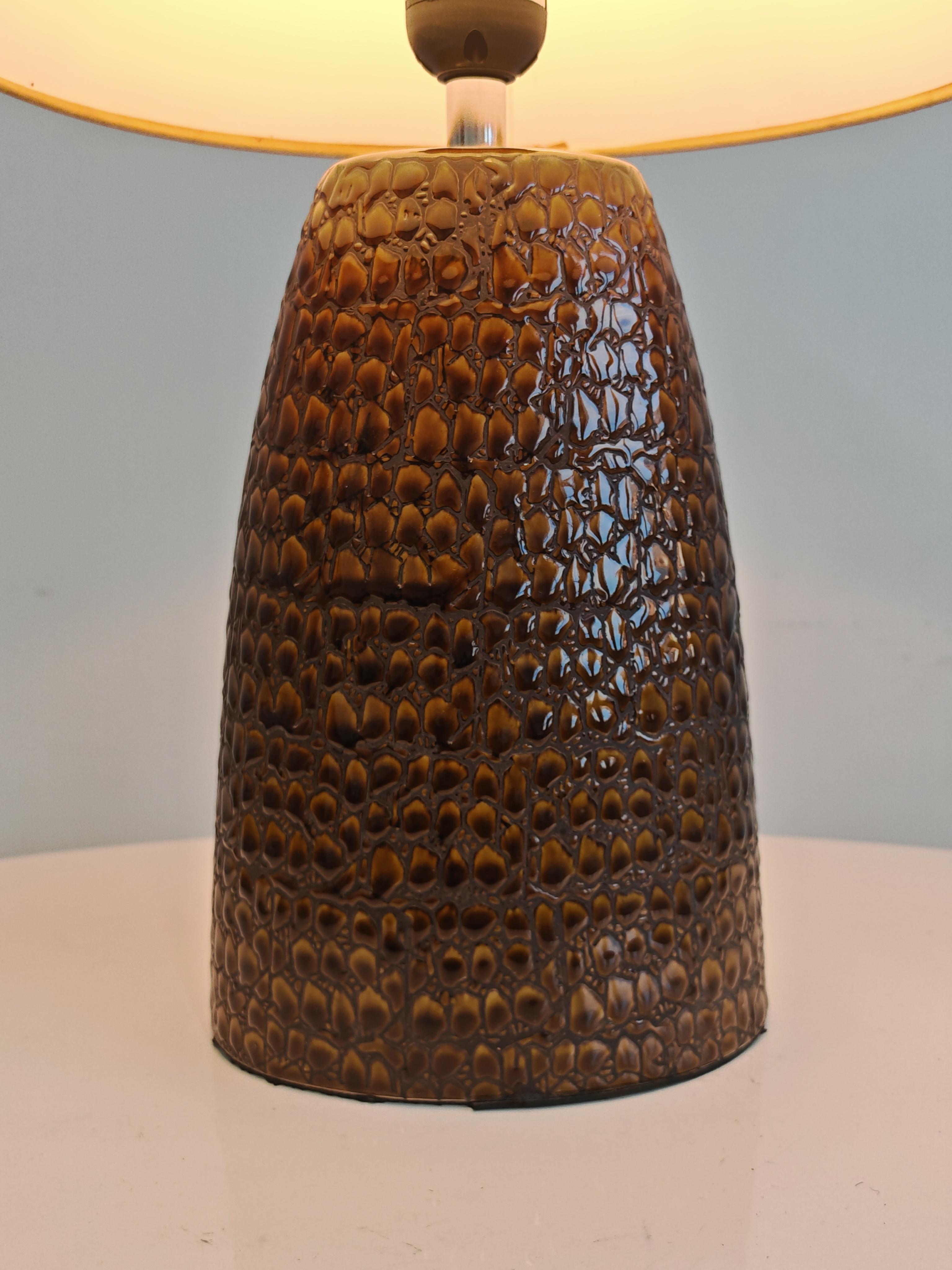 Lámpara de sobremesa de cerámica moderna de mediados de siglo con textura de cocodrilo, Italia Años 80 finales del siglo XX en venta
