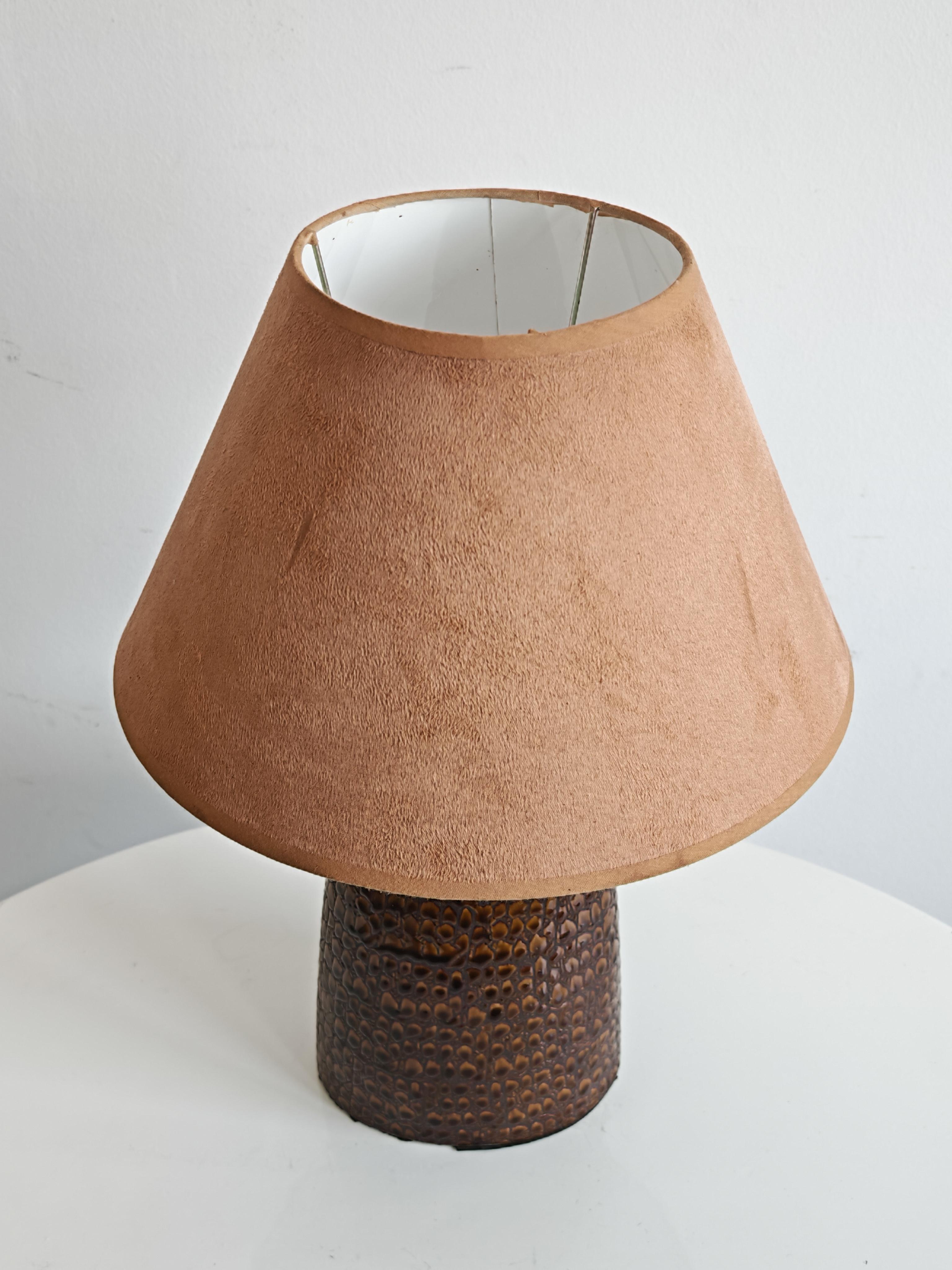 Lámpara de sobremesa de cerámica moderna de mediados de siglo con textura de cocodrilo, Italia Años 80 en venta 1