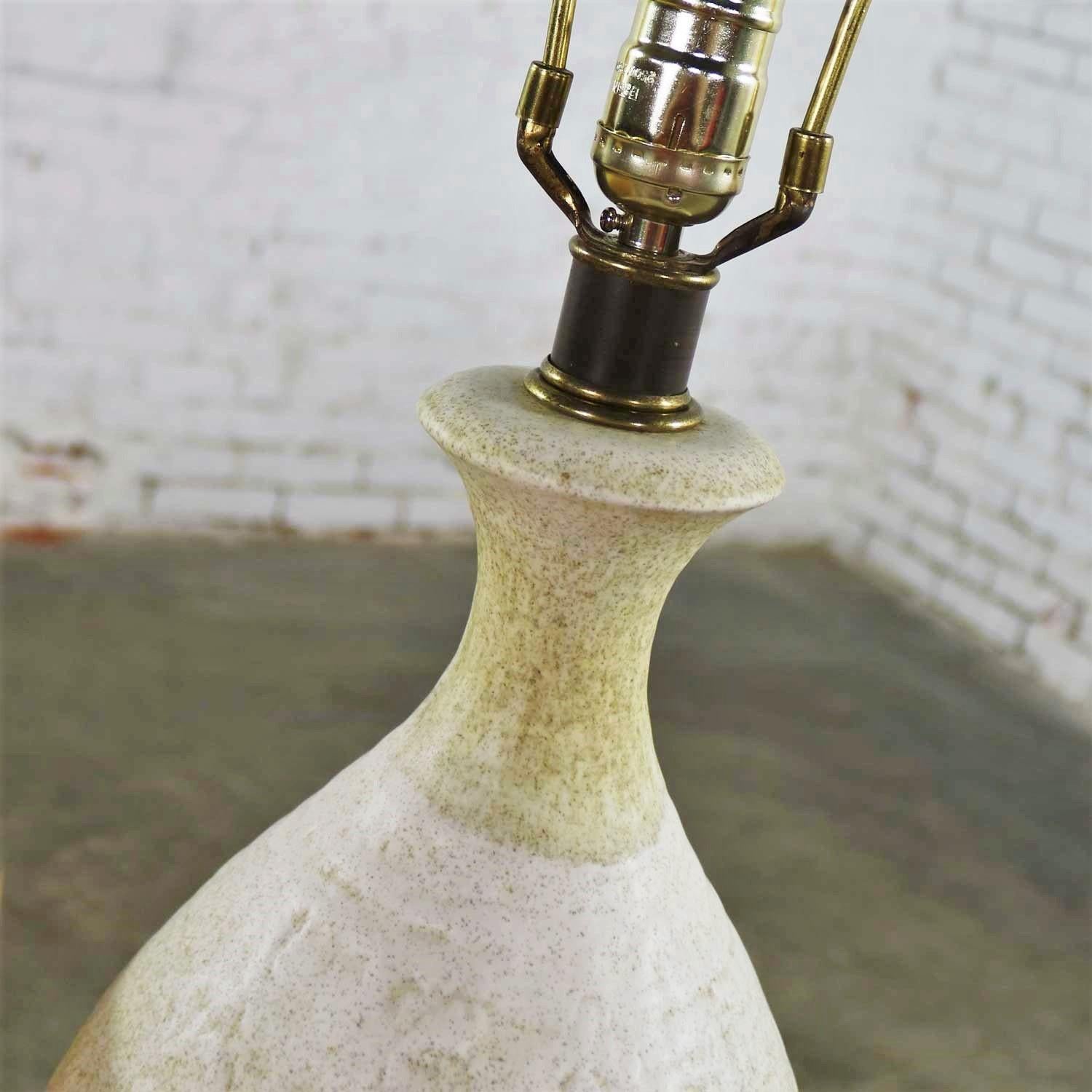 Lampe de bureau en céramique moderne du milieu du siècle dernier avec glaçure à gouttes de lave crème et vert fuchsia en vente 3