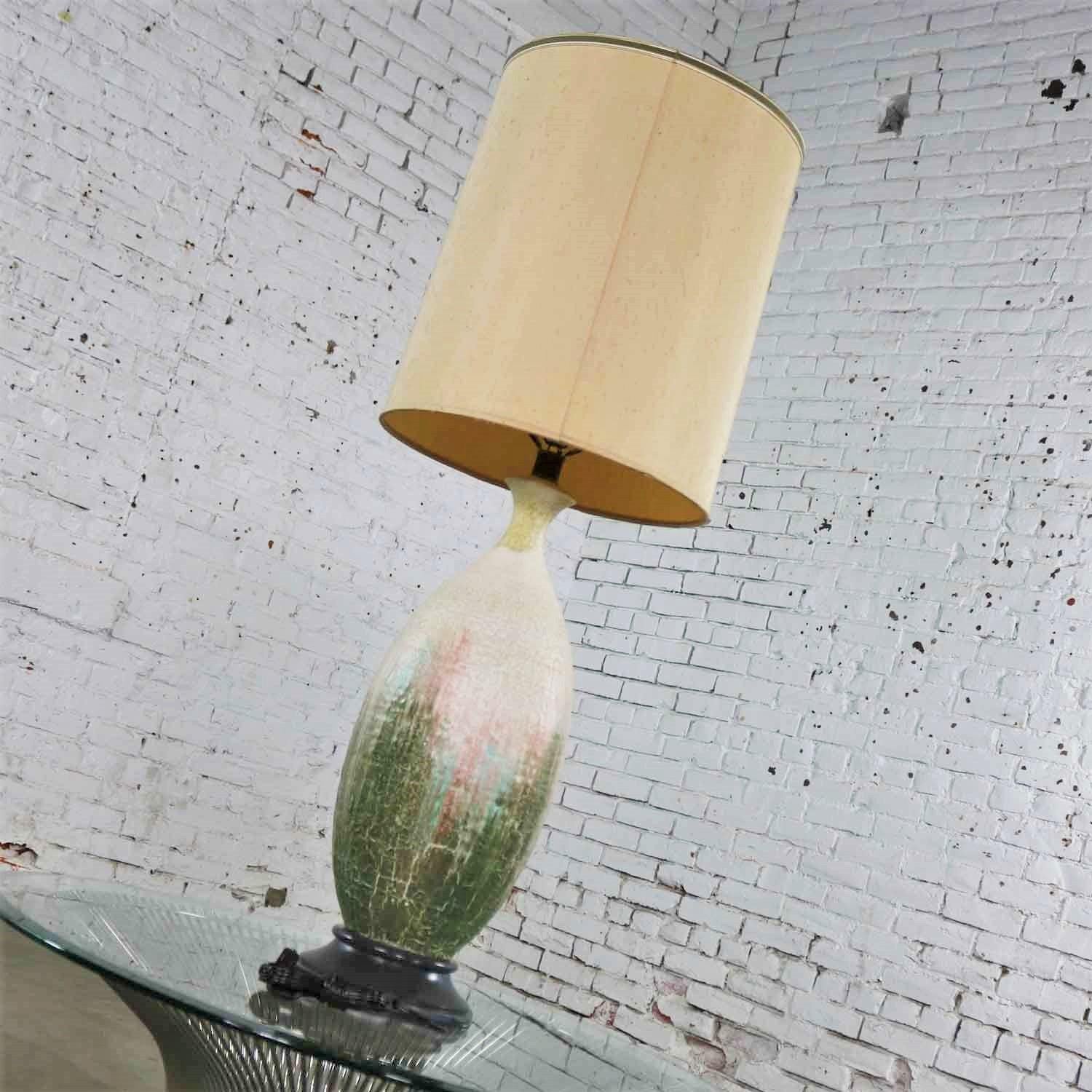 Peint Mid-Century Modern Ceramic Table Lamp with Cream Fuchsia Green Drip Lava Glaze en vente