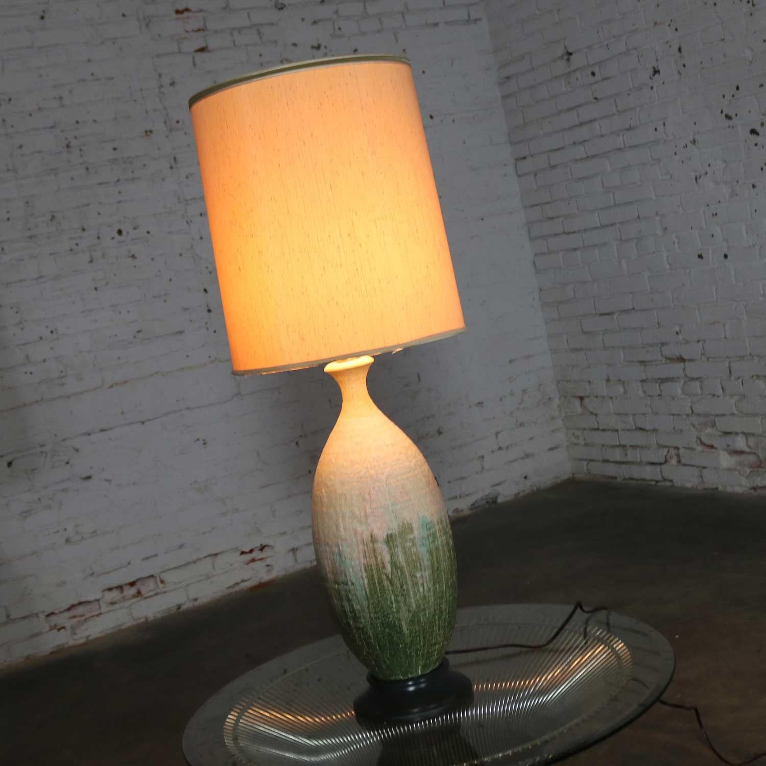 Bois Lampe de bureau en céramique moderne du milieu du siècle dernier avec glaçure à gouttes de lave crème et vert fuchsia en vente