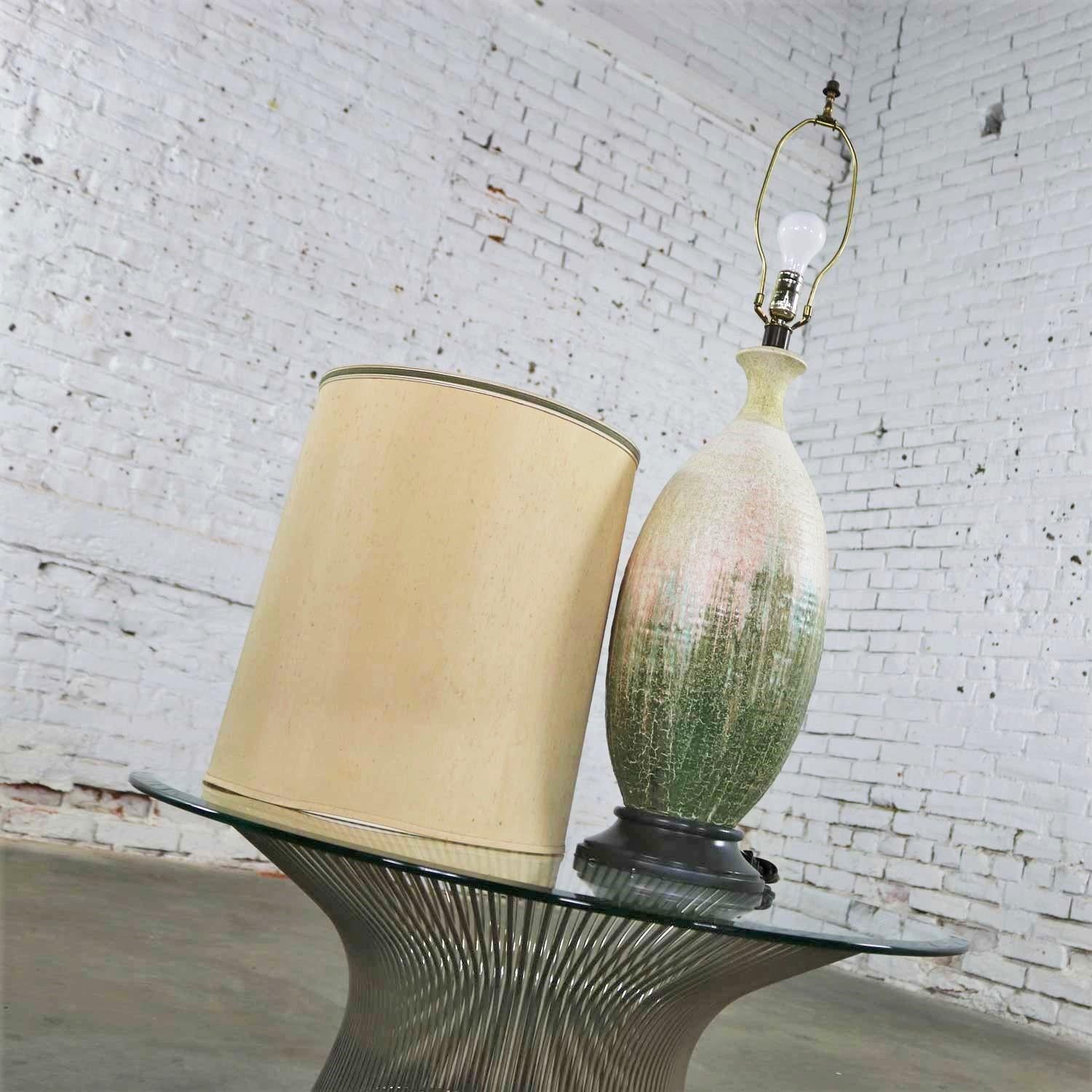Mid-Century Modern Ceramic Table Lamp with Cream Fuchsia Green Drip Lava Glaze en vente 3
