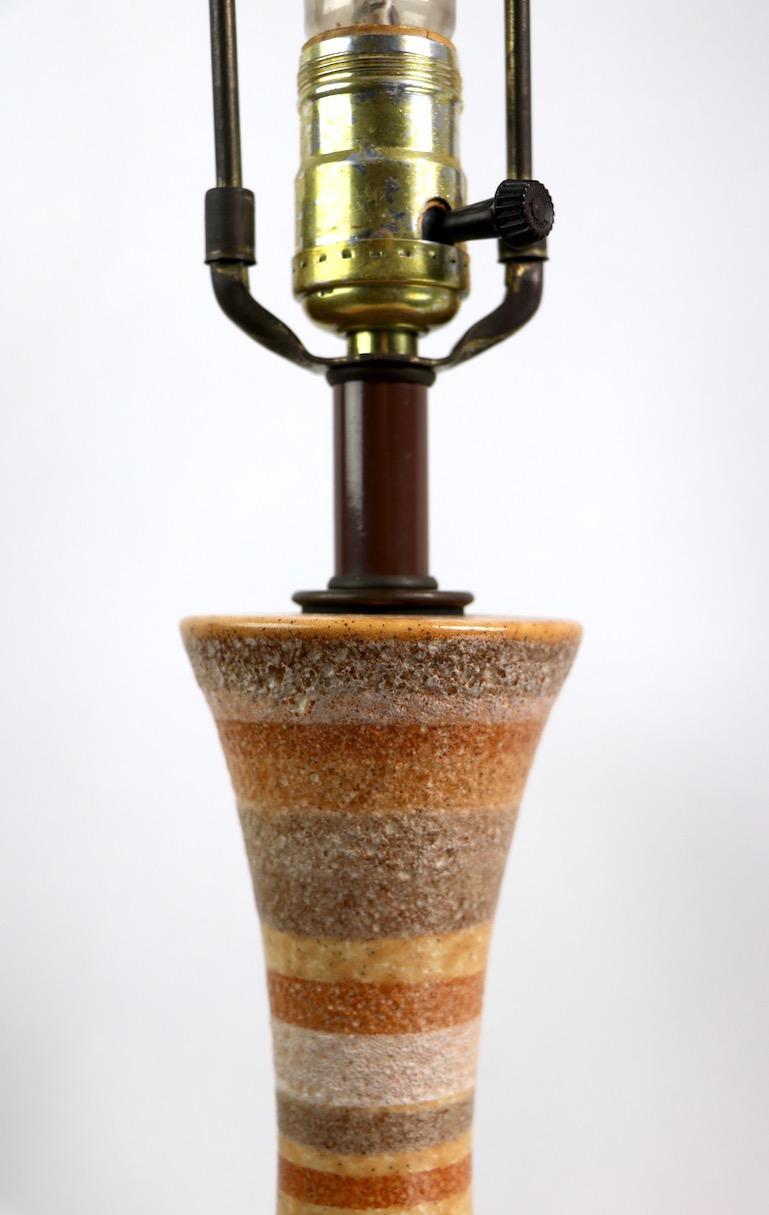 Lampe de bureau en céramique émaillées striée de style mi-siècle moderne en vente 1